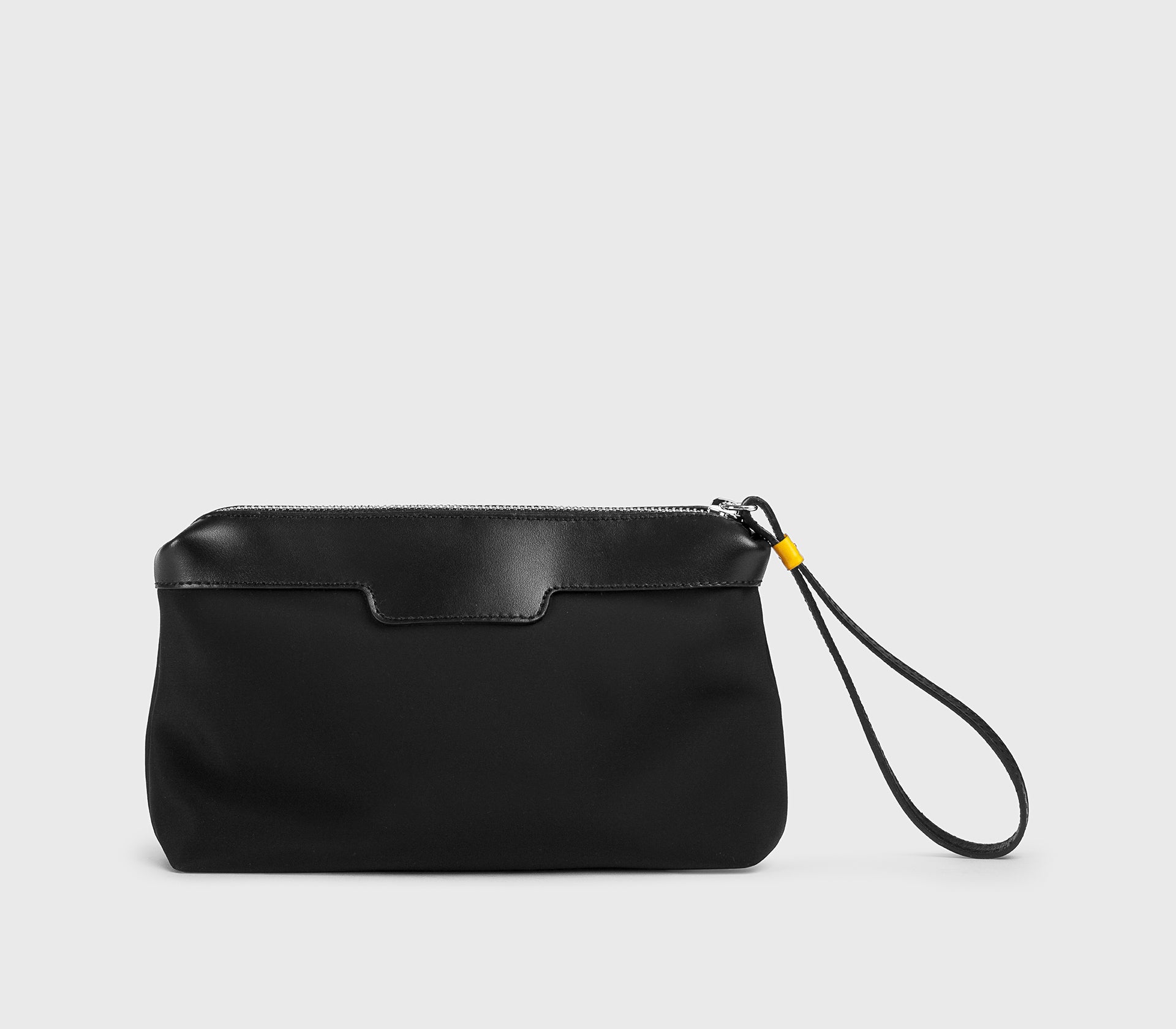 Pochette en tissu technique et éléments en cuir noir