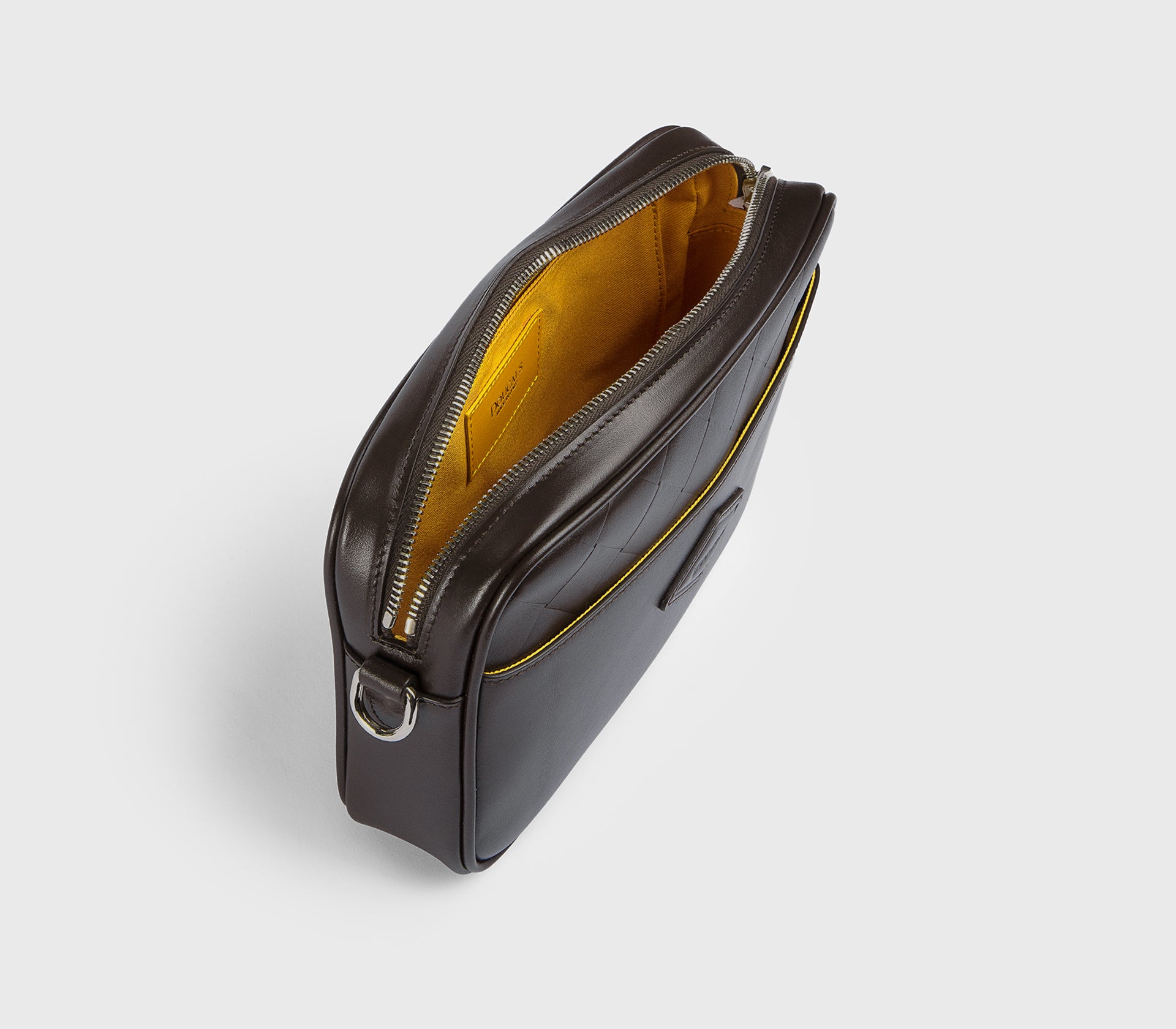 Кожаная сумка-мессенджер, украшенная вставкой с декоративной прострочкой в цвете какао