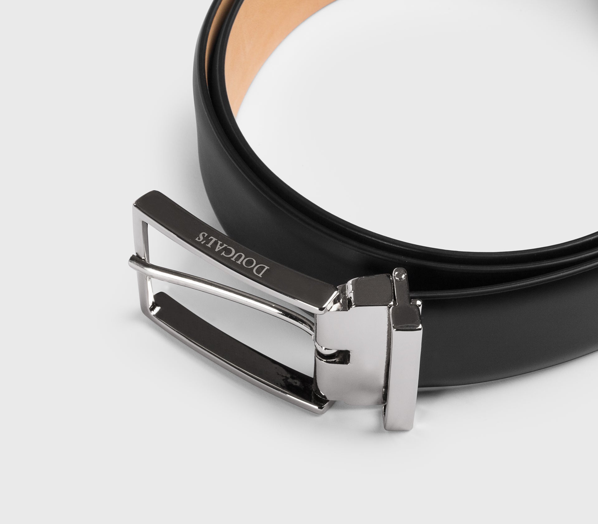 Ceinture en cuir noir avec boucle carrée