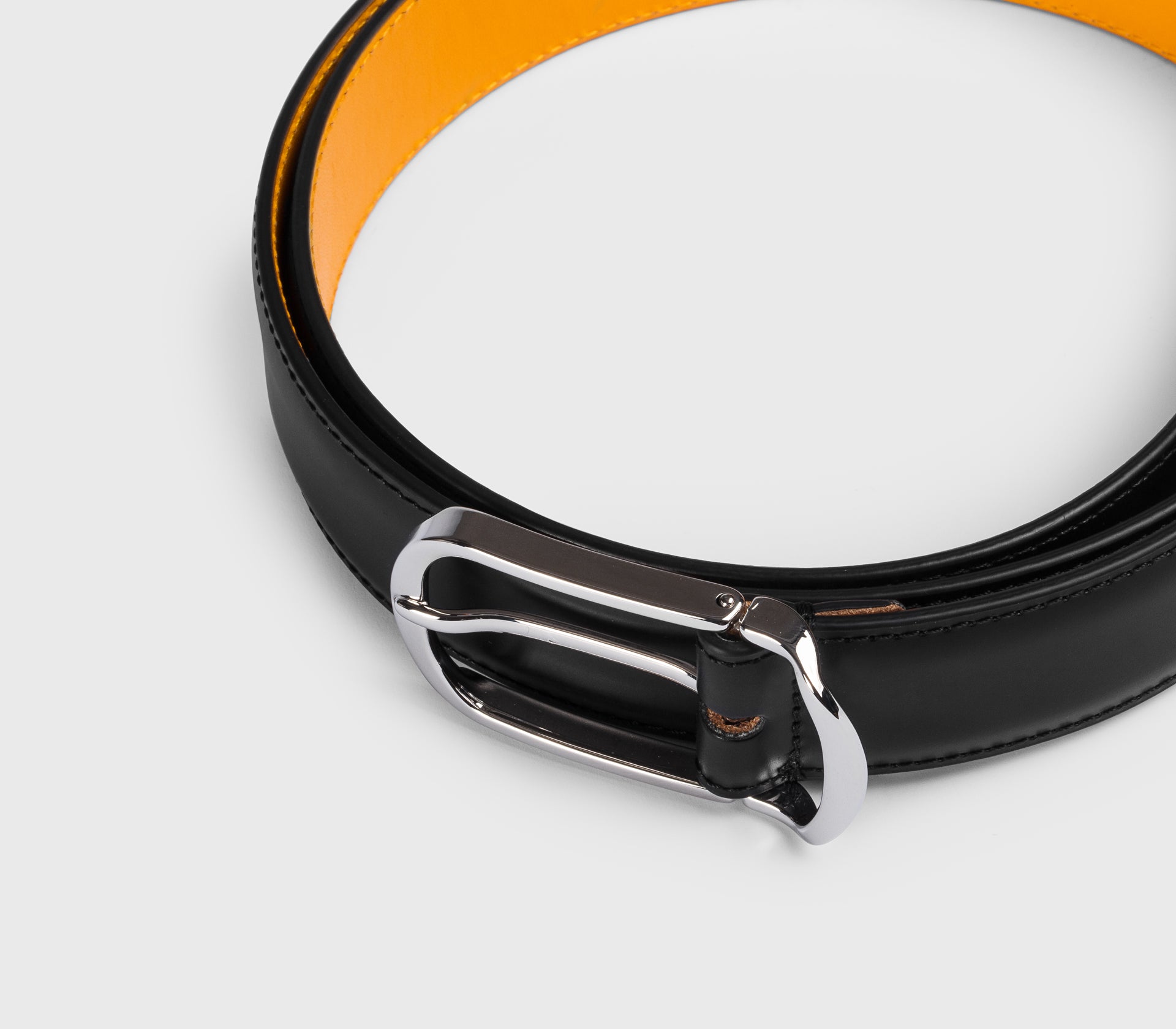 Ceinture en cuir noir avec boucle arrondie