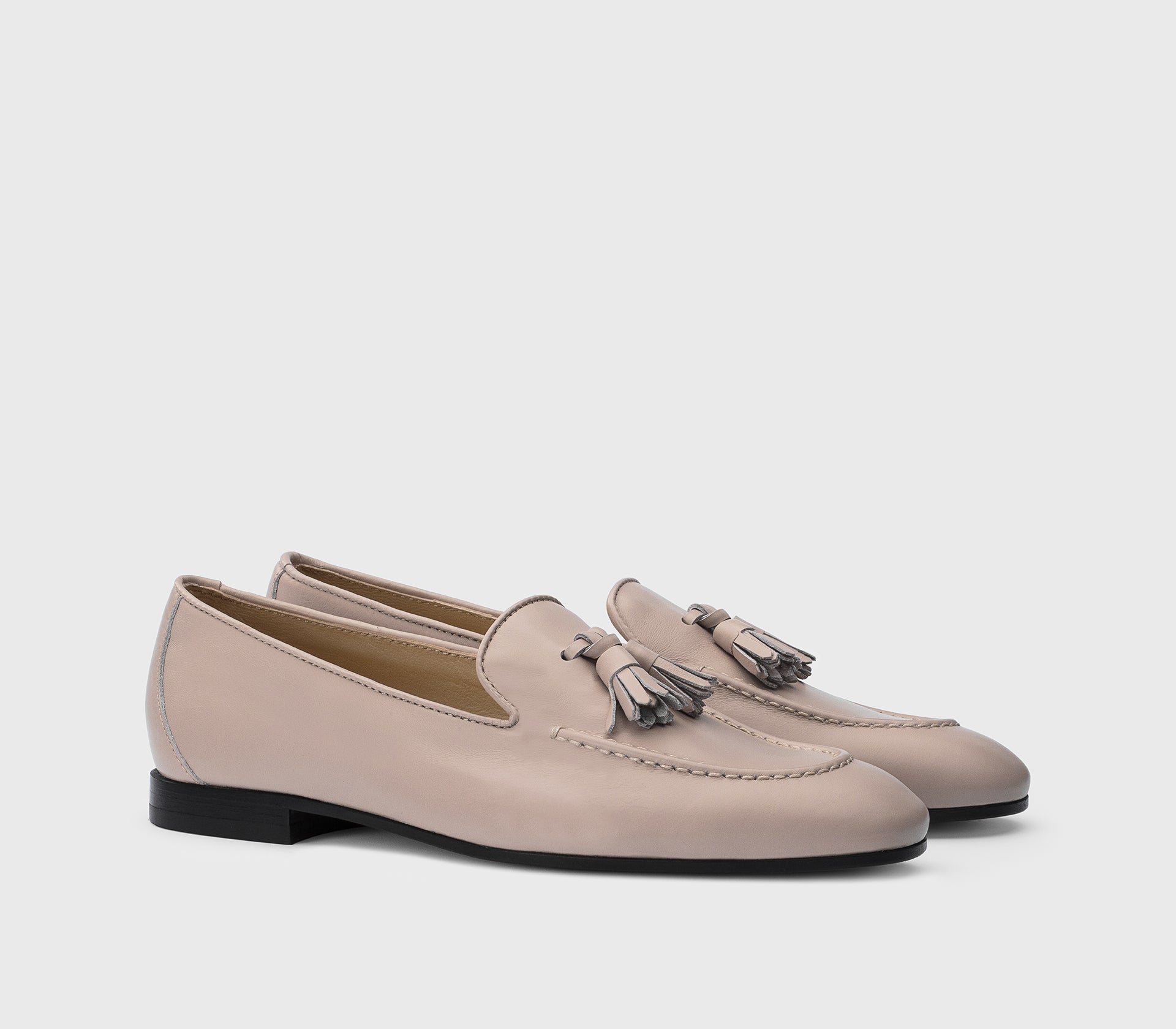 Loafer in light tan leather with tassels
