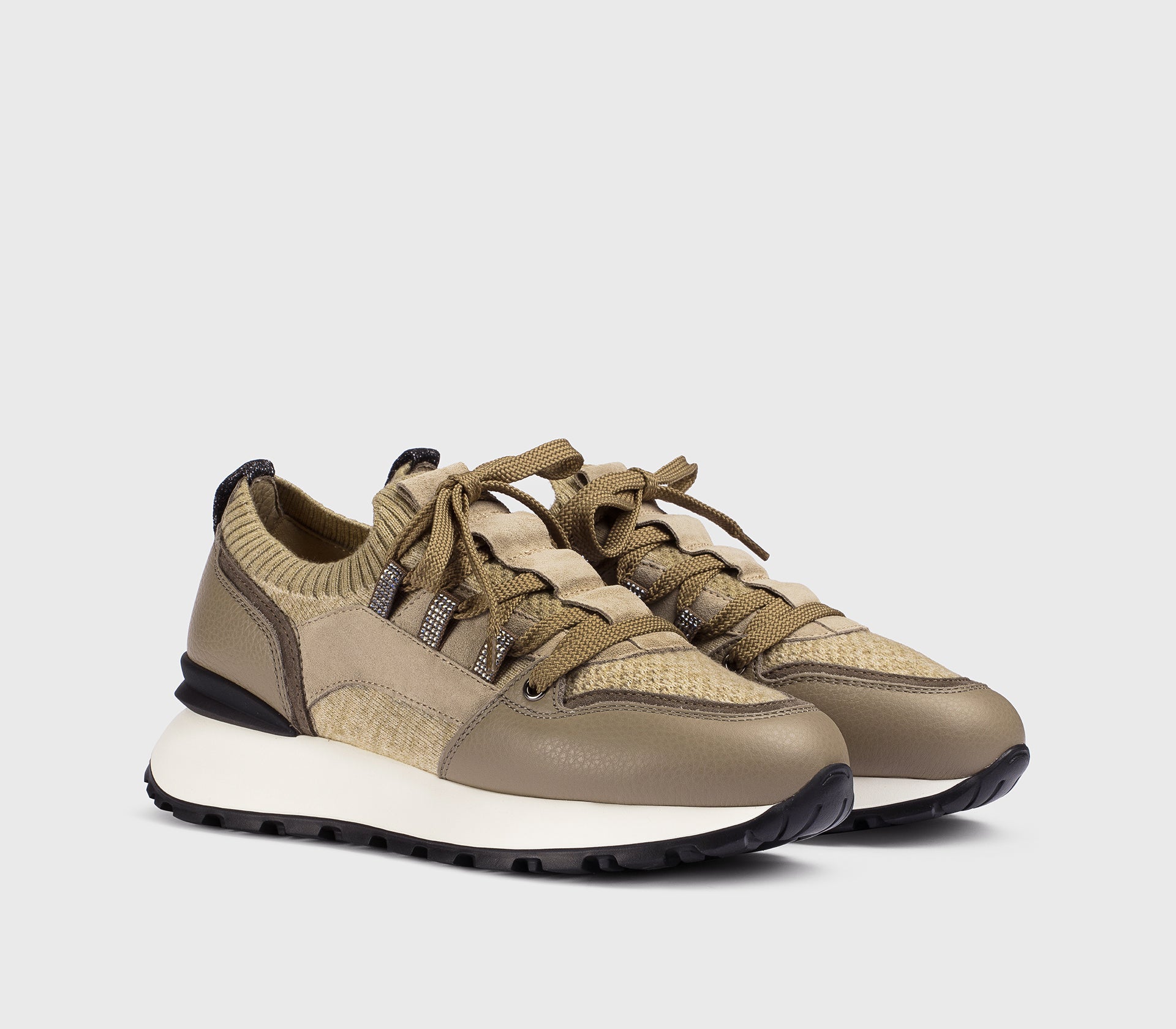 Beige sneaker made from a combination of materials
