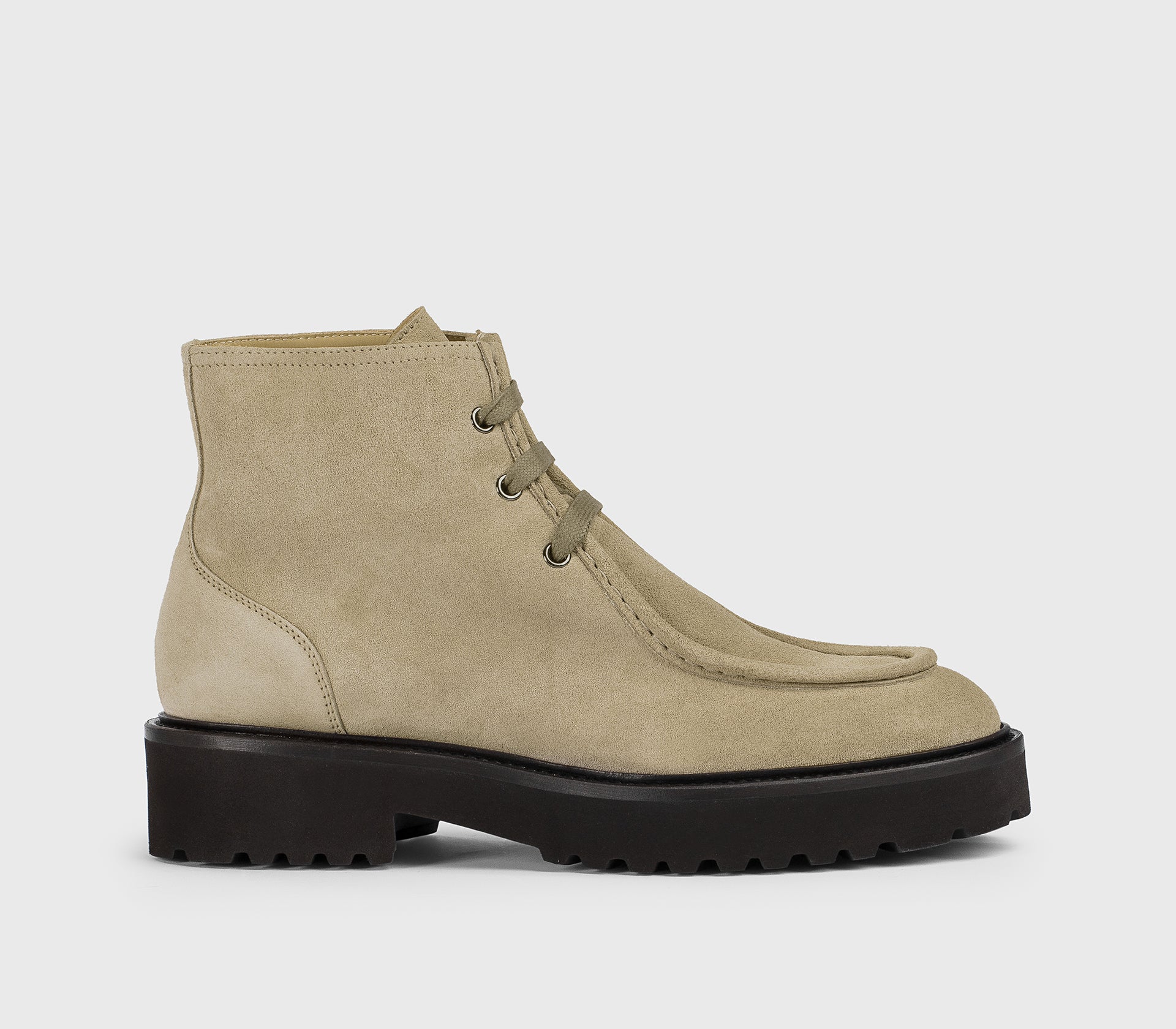 Chukka Stiefelette aus sandfarbenem Veloursleder