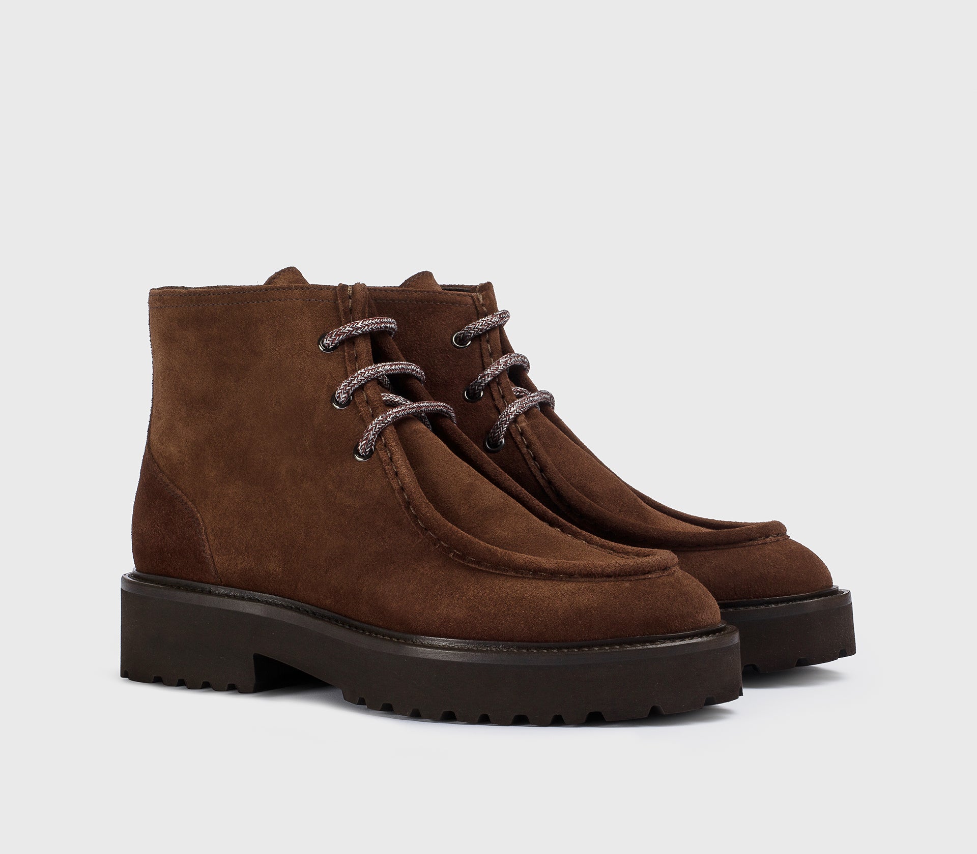 “Wood”-coloured suede chukka boot