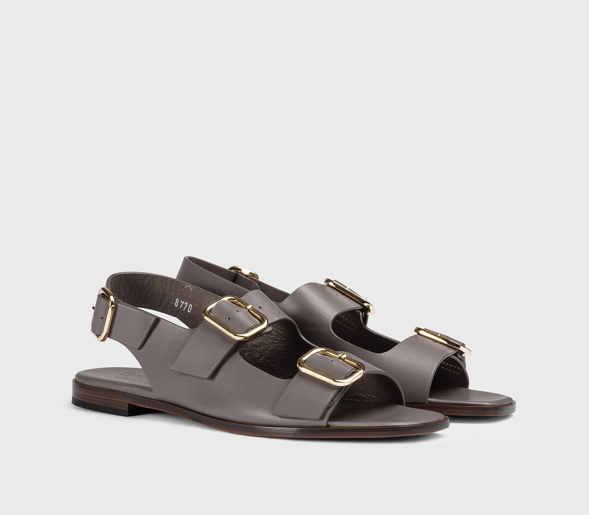 Сандалии с пряжками из кожи в сером цвете