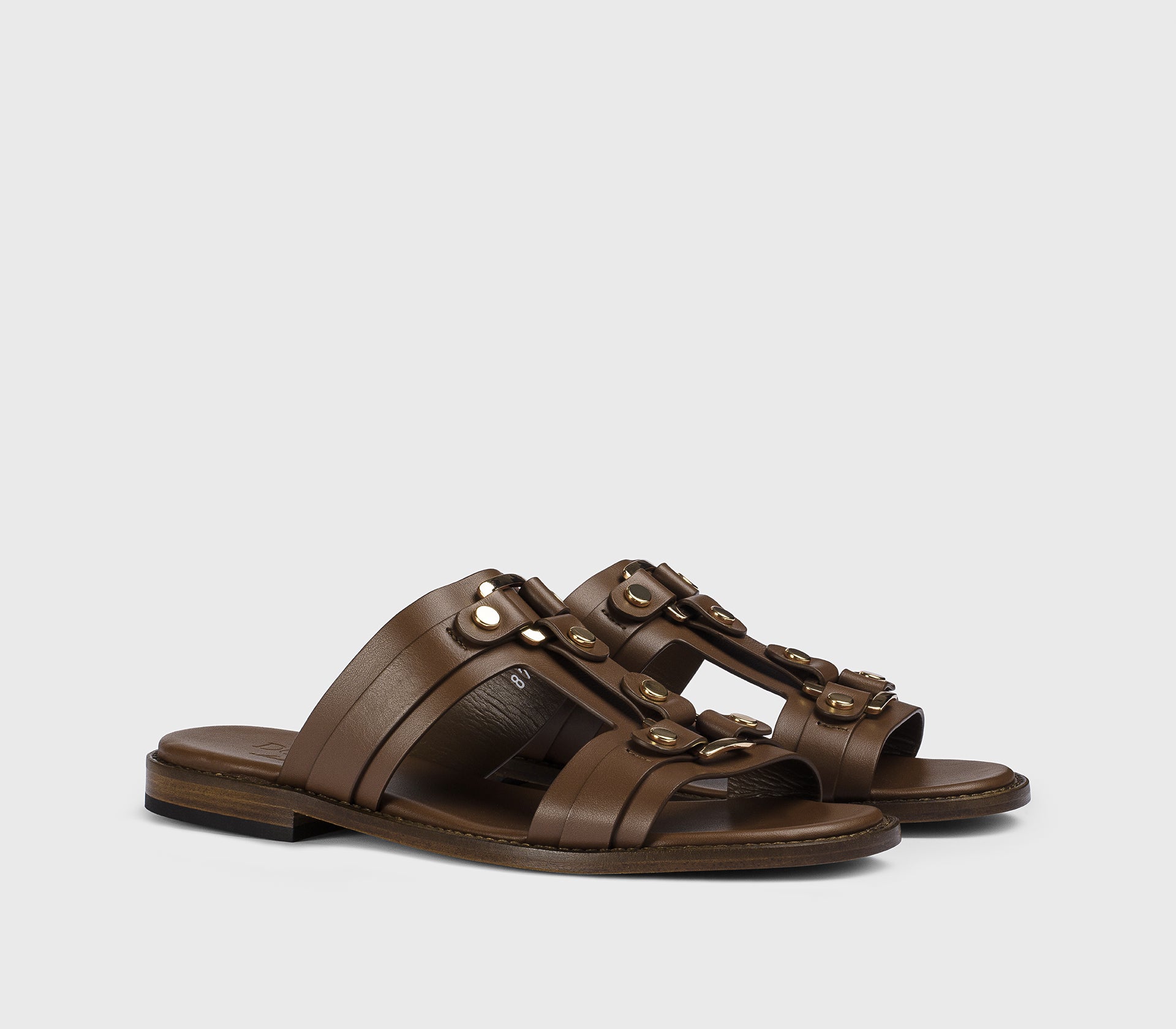 Сандалии из кожи в цвете дубовой древесины, украшенные металлическими декорами