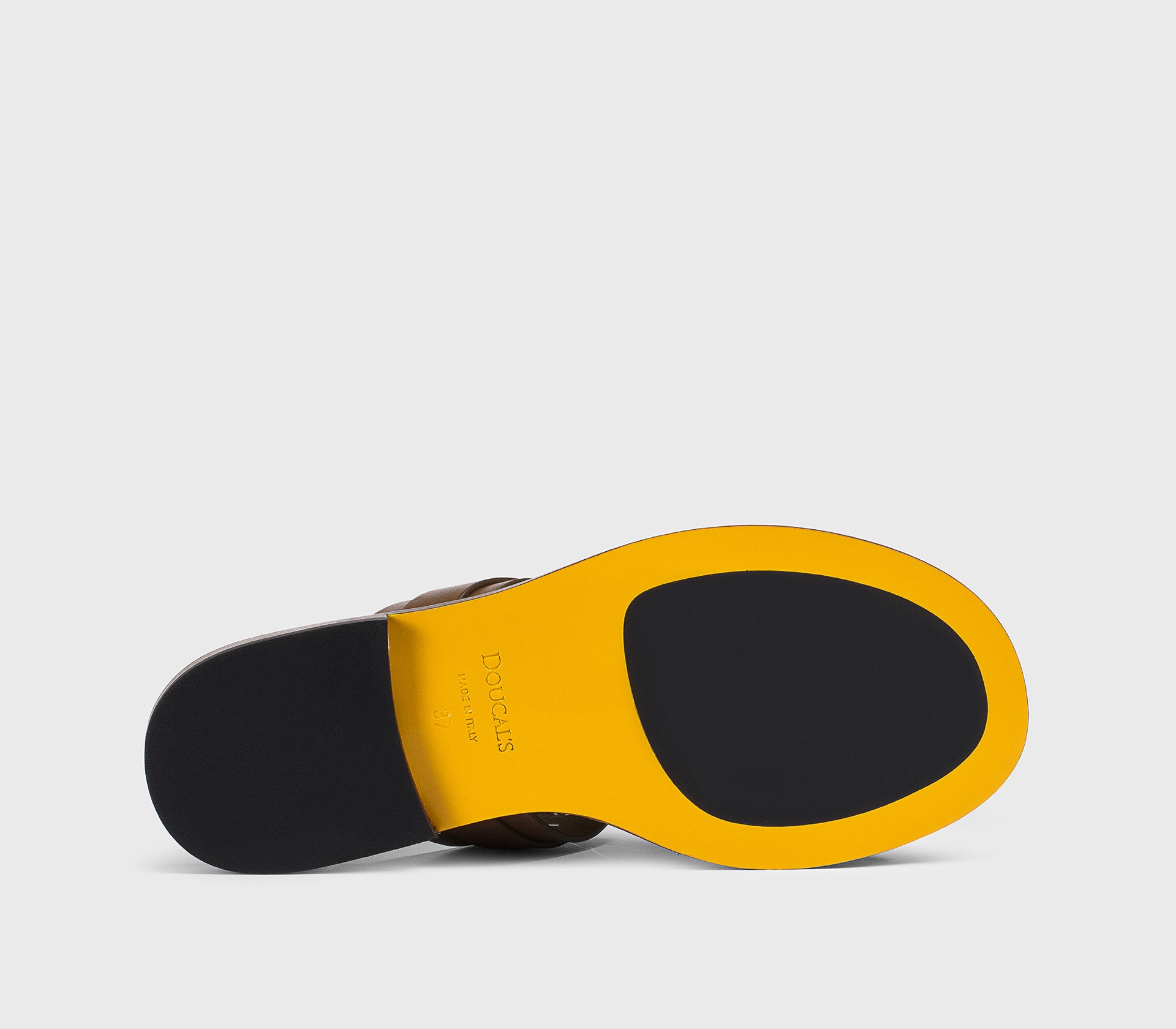 Сандалии из кожи в цвете дубовой древесины, украшенные металлическими декорами