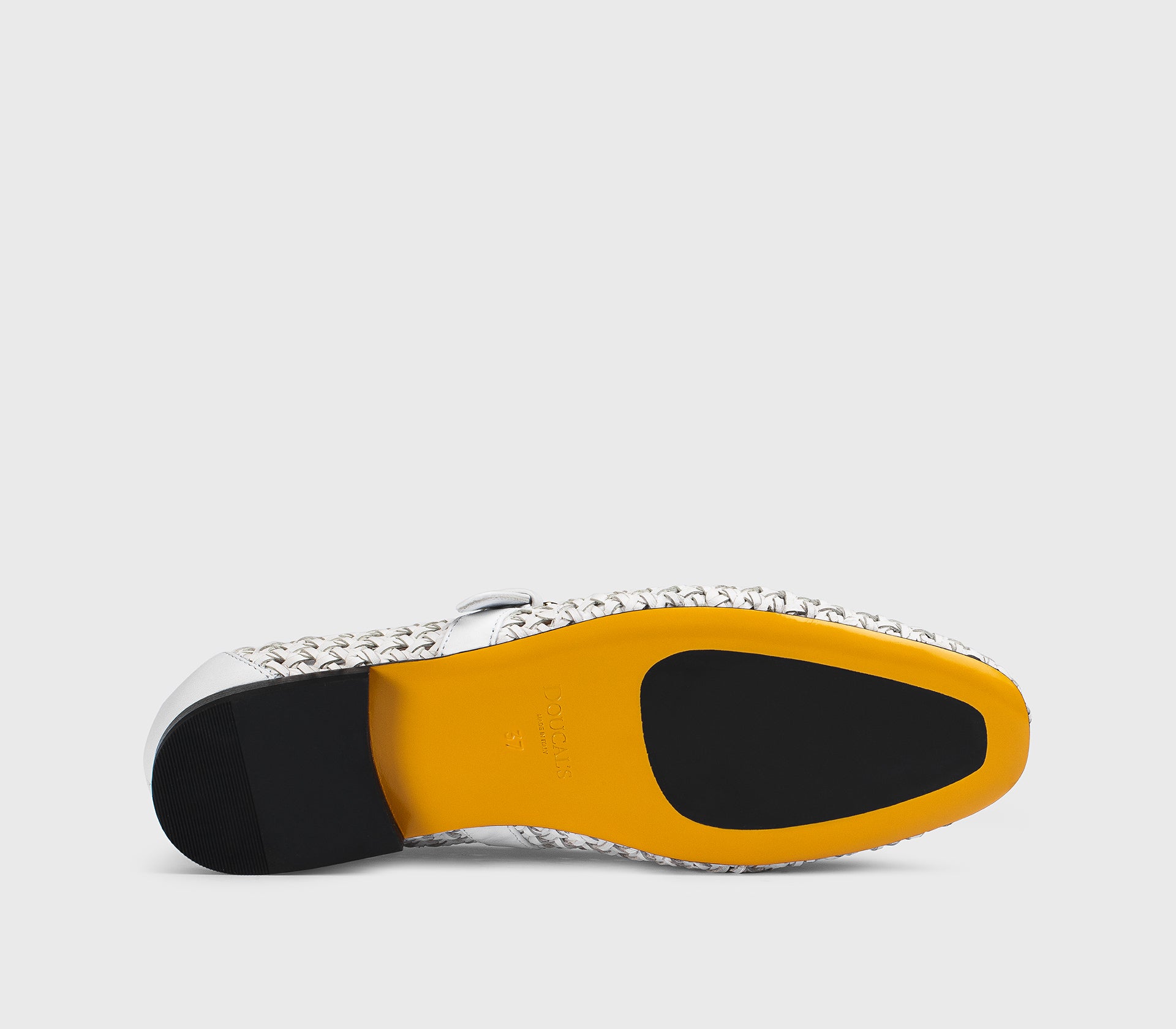 Балетки с ремешком из кожи в белом цвете