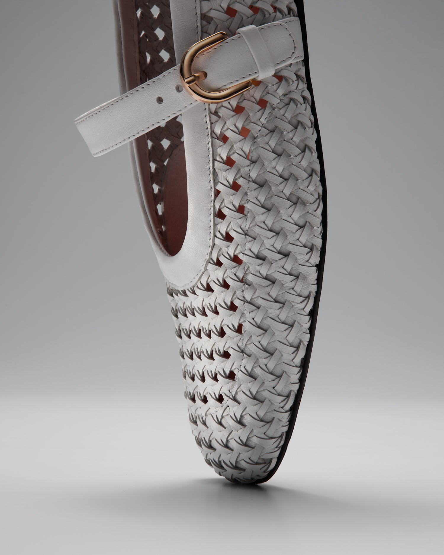 Балетки с ремешком из кожи в белом цвете