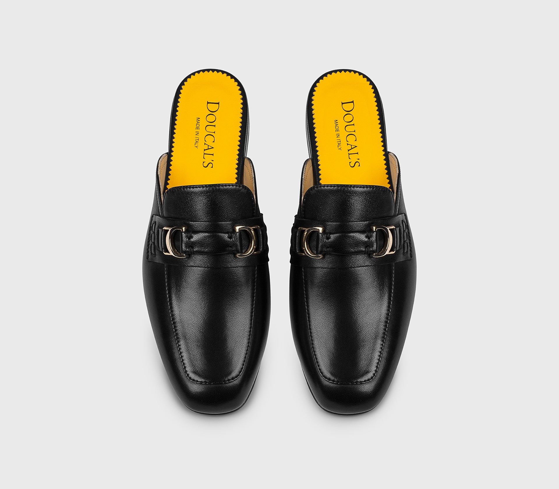 Mule en cuir noir avec accessoire en métal