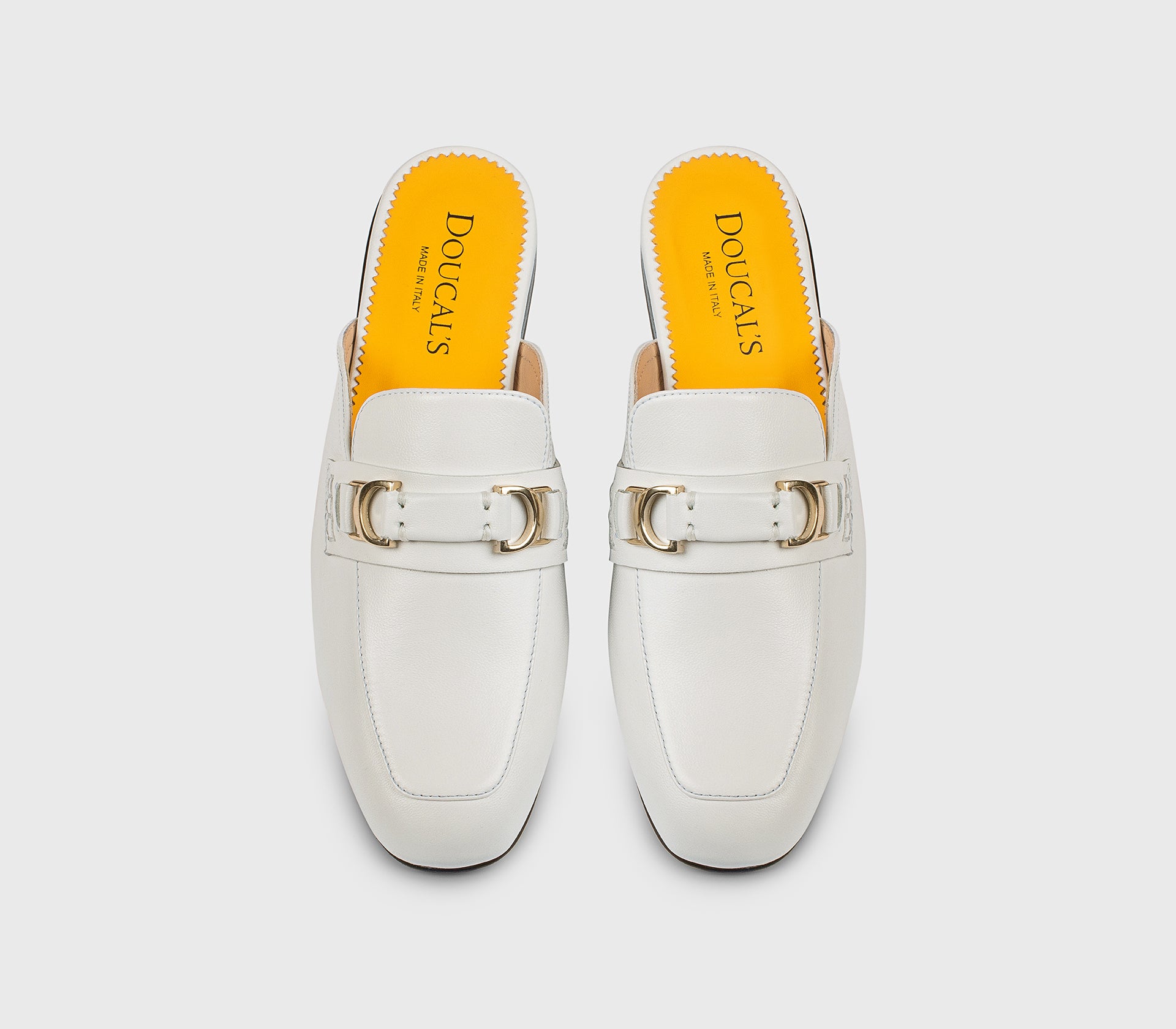 Mule en cuir blanc avec accessoire en métal