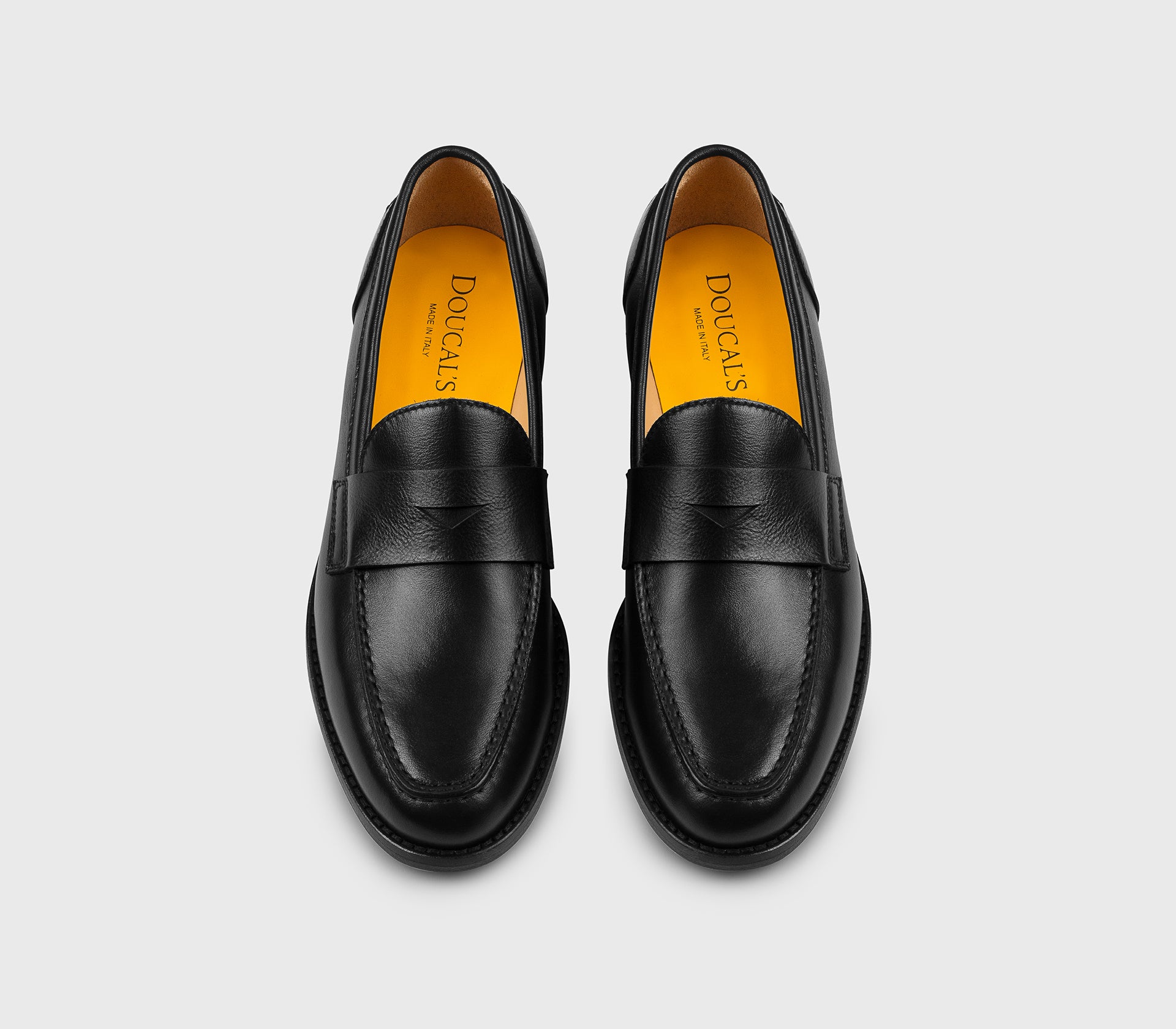 Mokassin aus schwarzem Leder