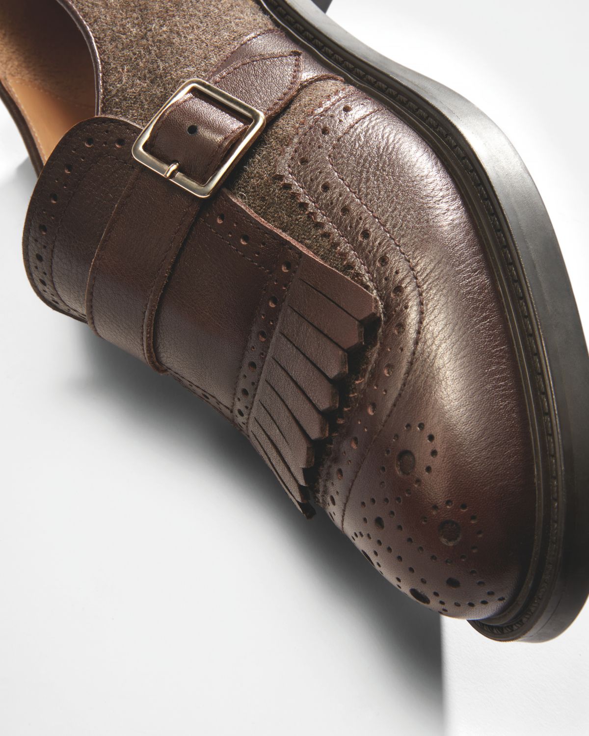 Mahogany-coloured leather and wool single-buckle shoe