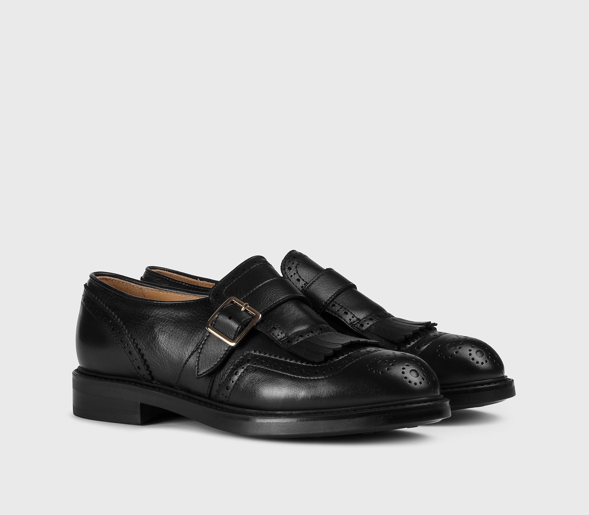 Schuh mit einer einzigen Schnalle und Fransen aus schwarzem Leder
