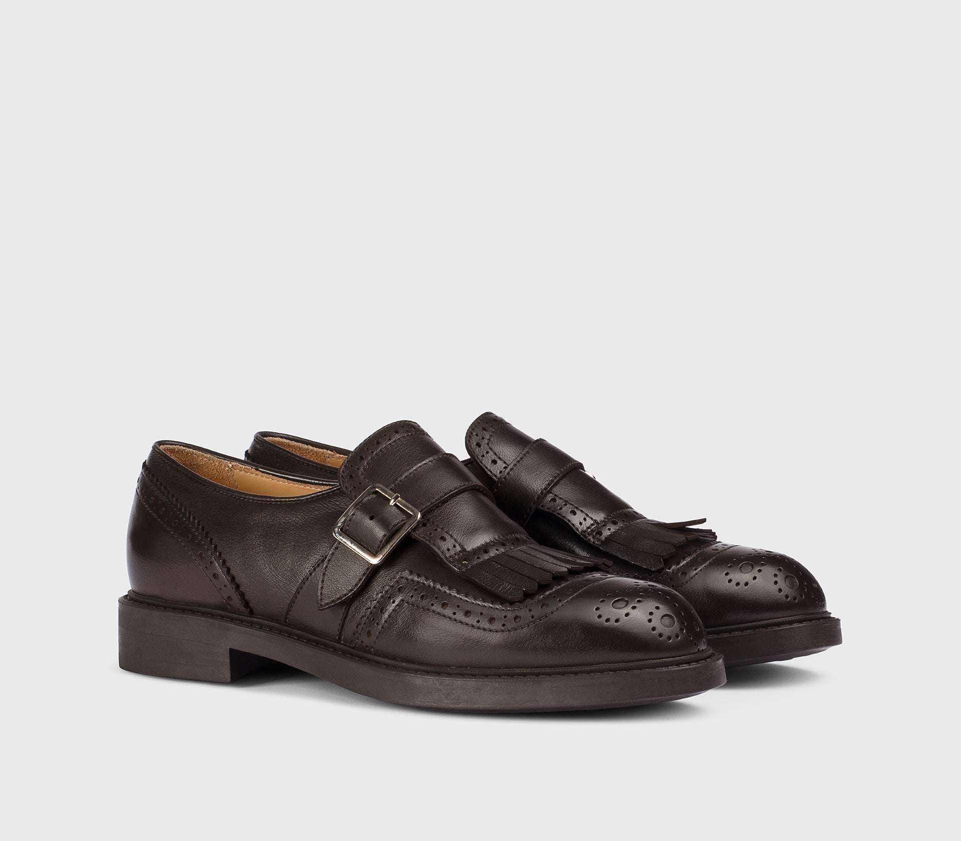 Schuh mit einer einzigen Schnalle und Fransen aus mahagonibraunem Leder