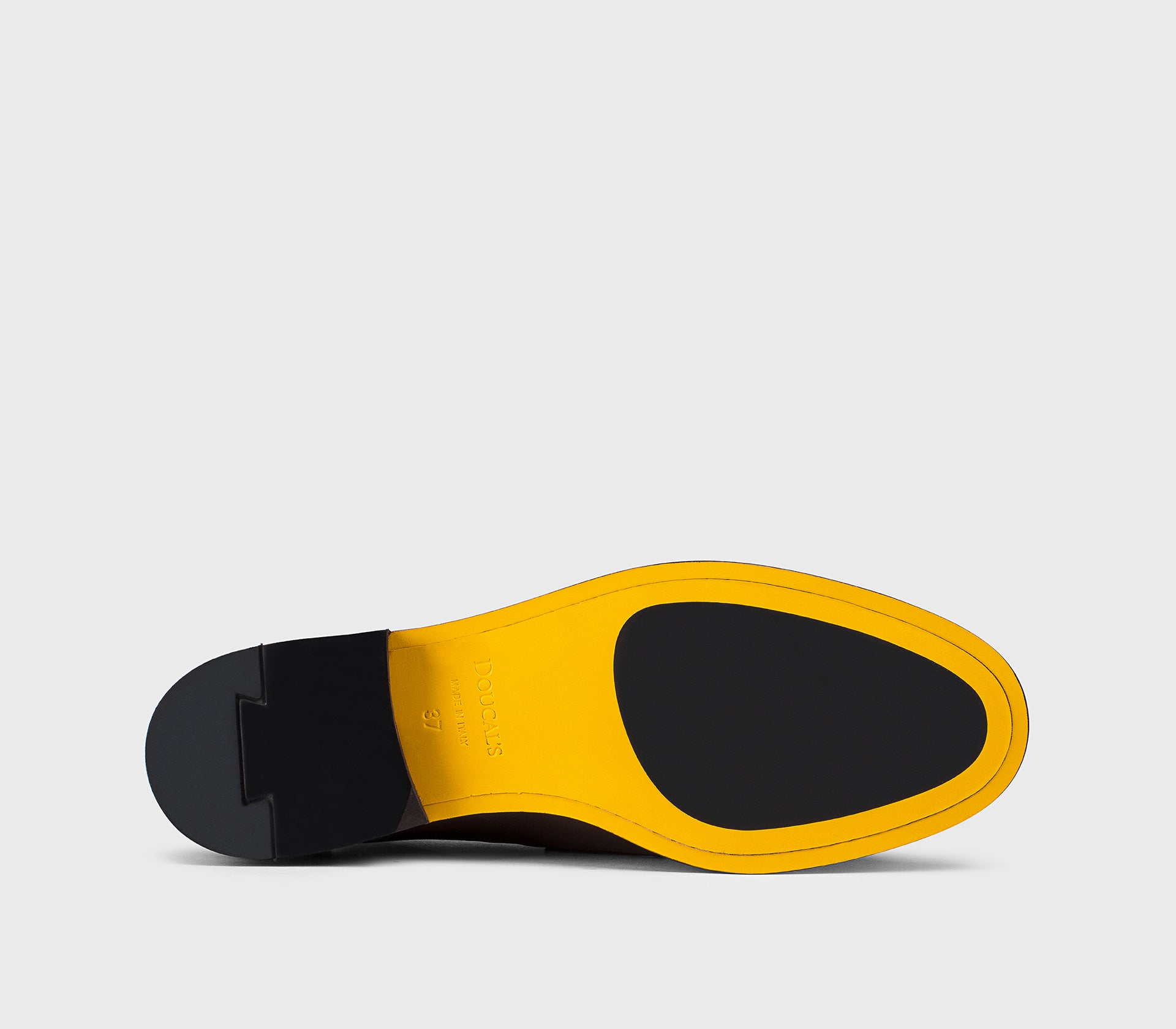 Лоферы с микрозаклепками из кожи в кофейном и черном цвете