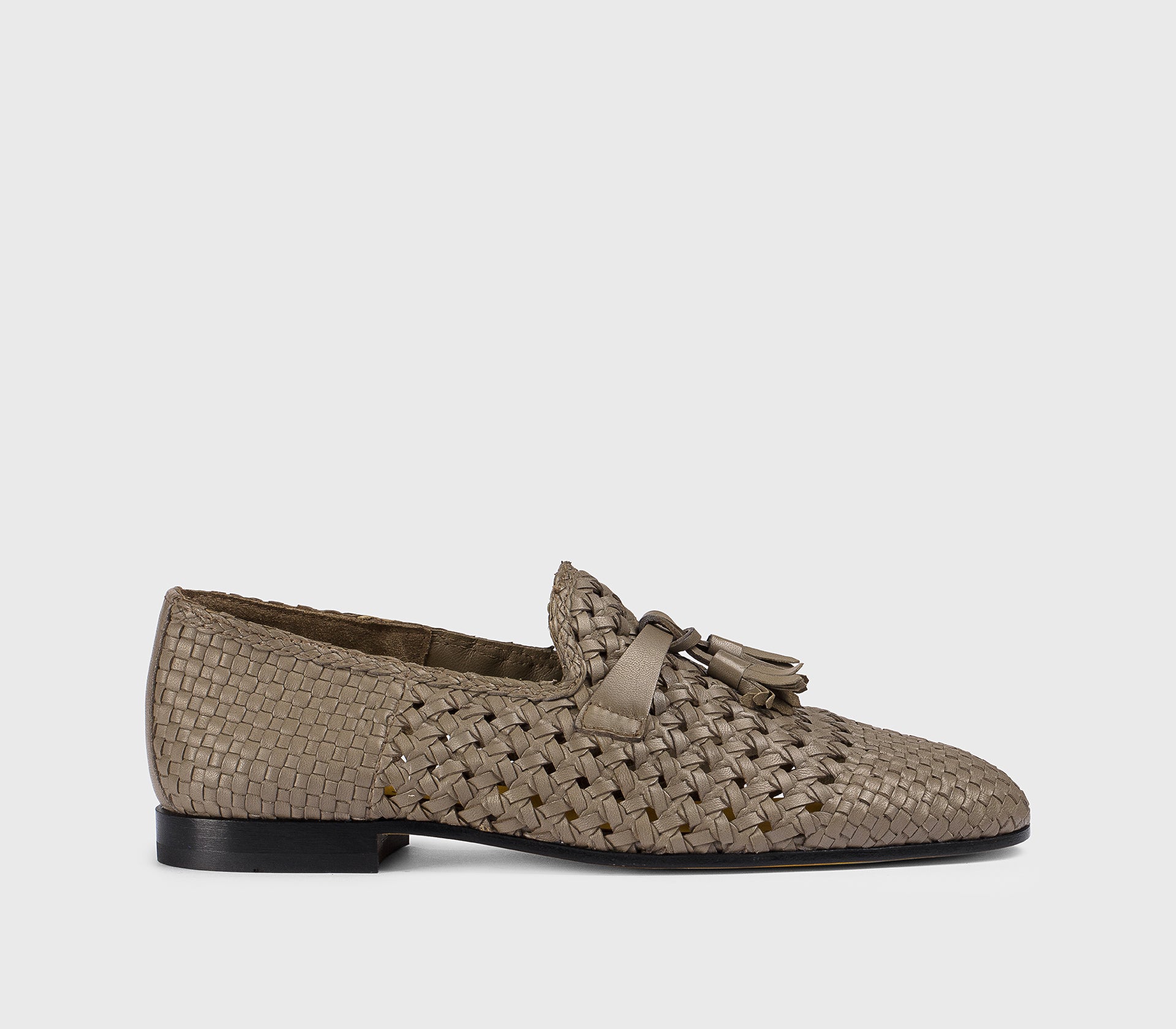 Mocassin à glands en cuir perforé marron boue