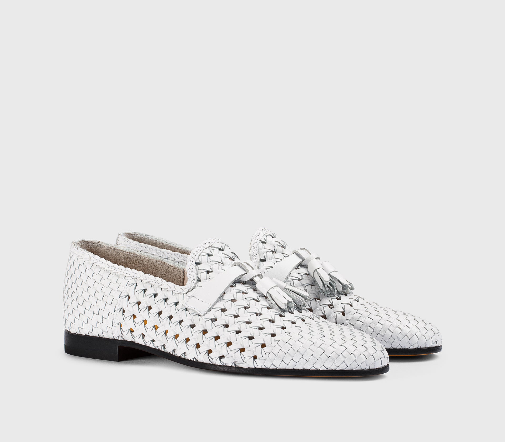 Mocassin à glands en cuir perforé blanc