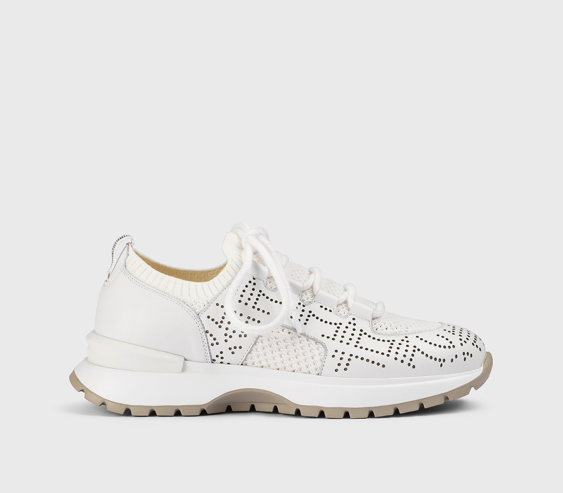 Sneaker aus technischem Gewebe und weißem perforiertem Leder