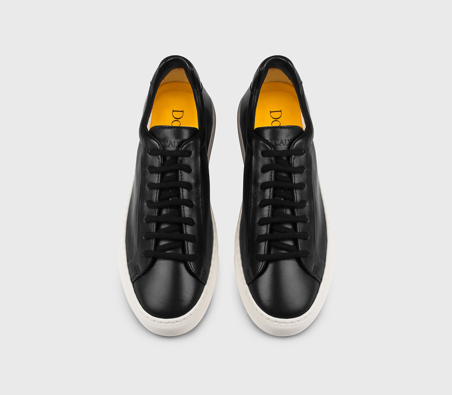 Sneaker aus schwarzem Leder