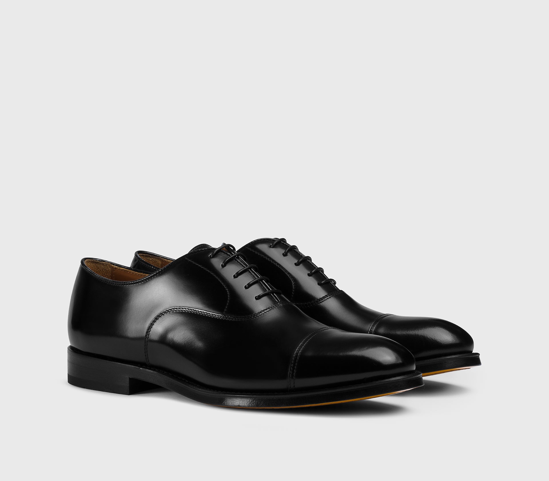Schnürschuh aus schwarzem Leder