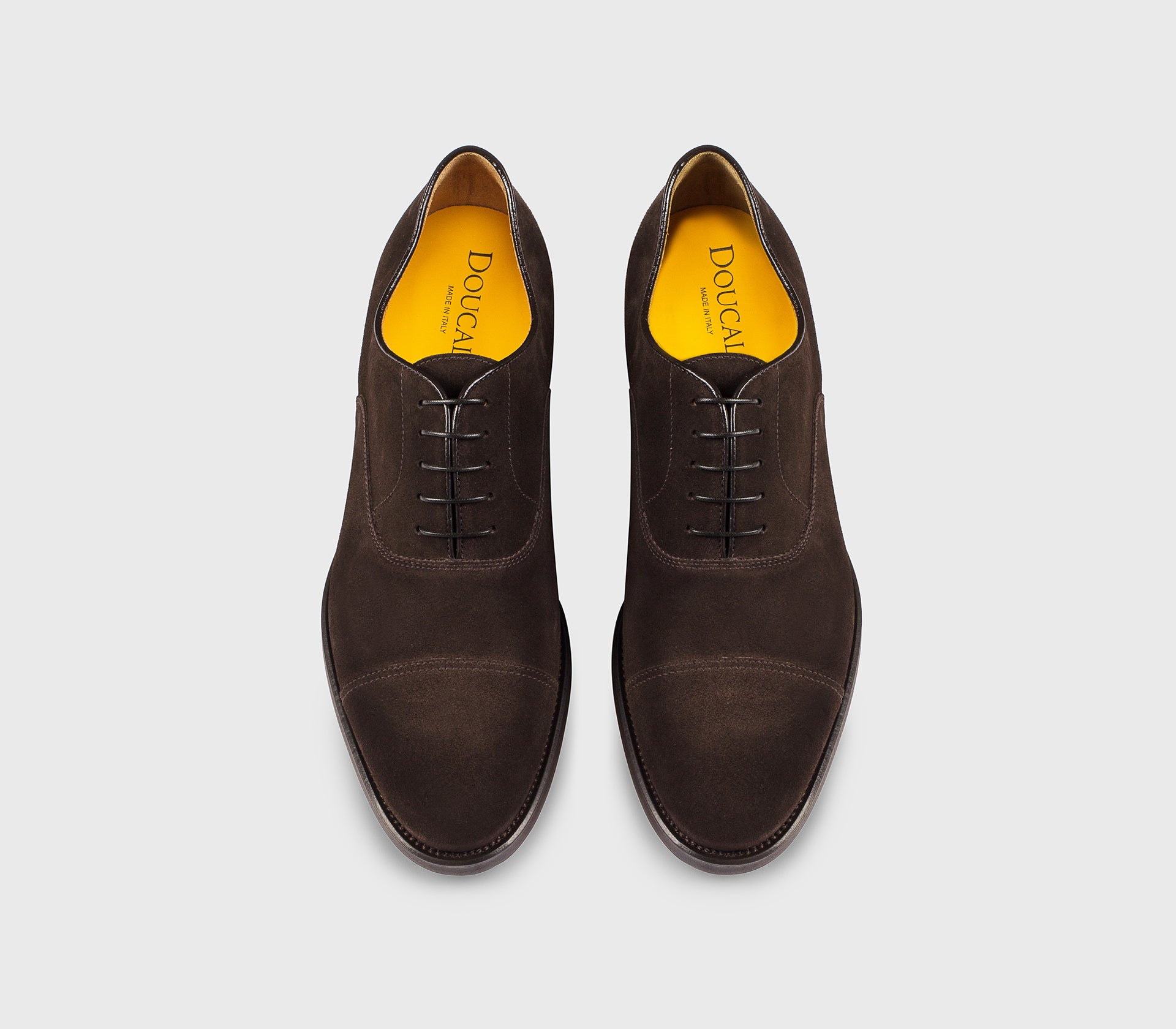 Schnürschuh aus erdfarbenem Veloursleder