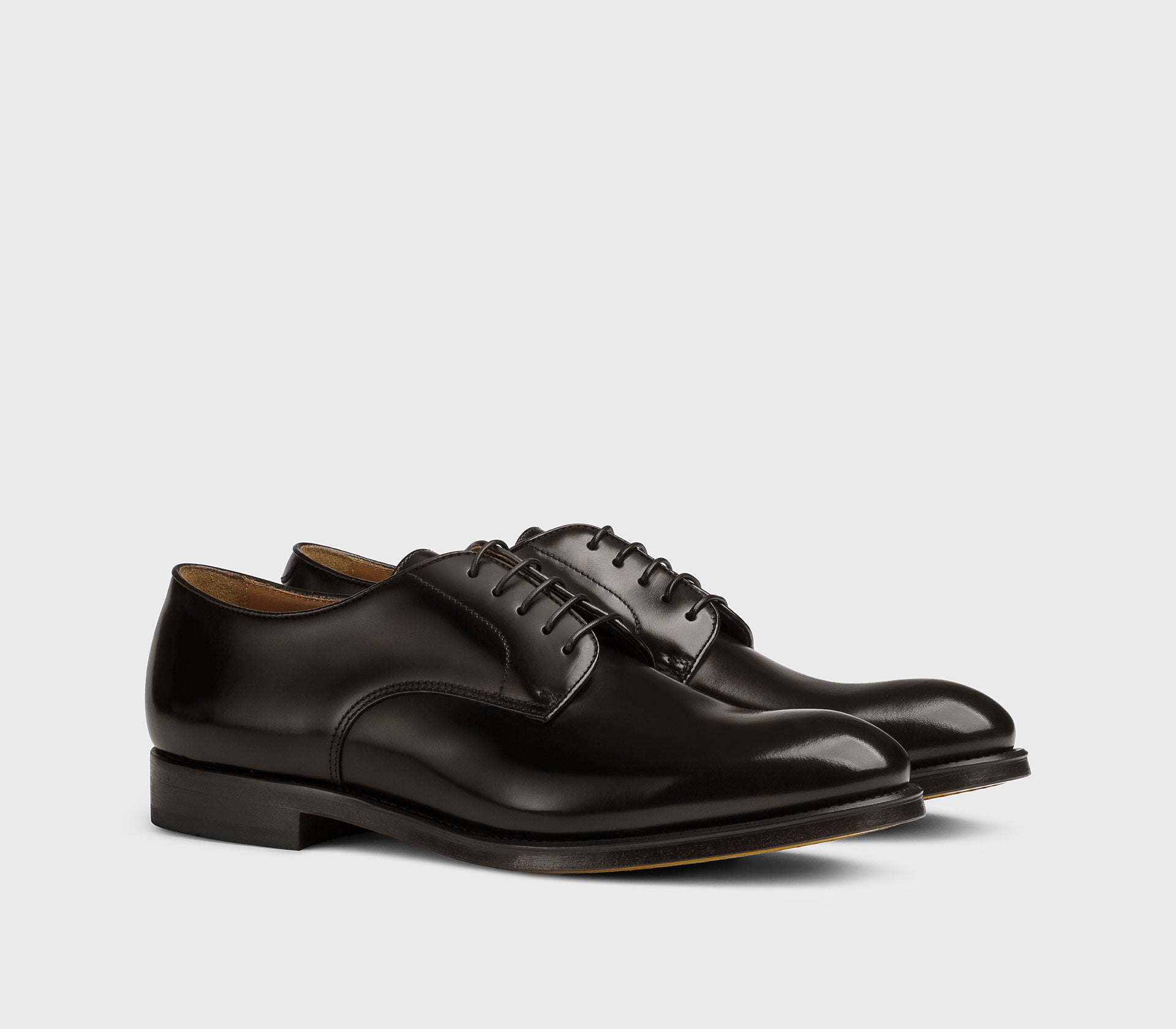 Schnürschuh aus schwarzbraunem Leder.