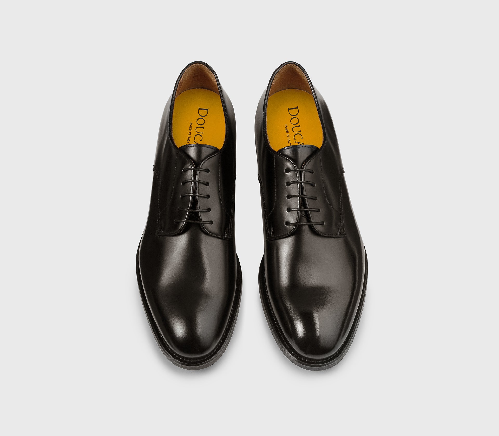 Schnürschuh aus schwarzbraunem Leder.