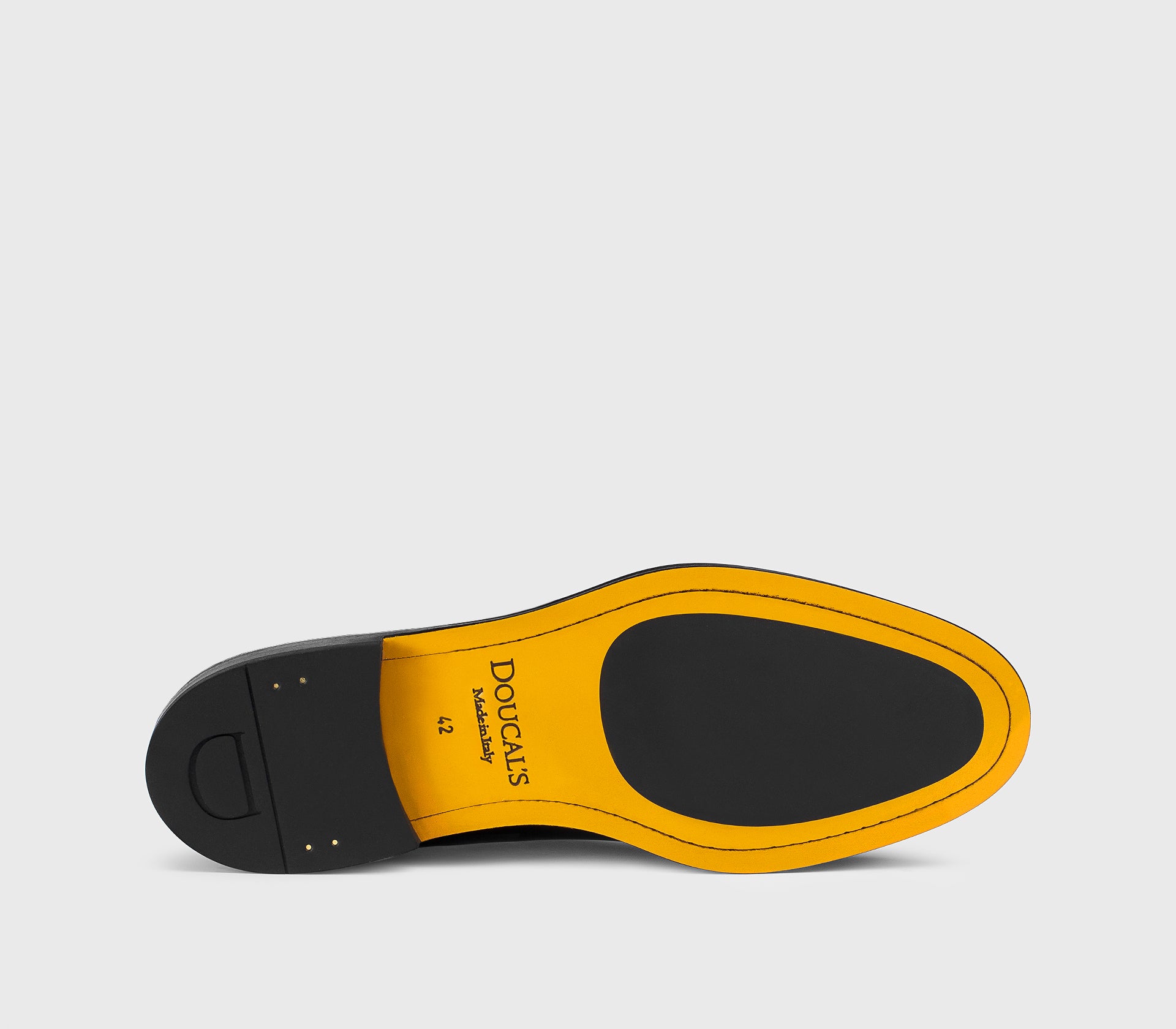 Schnürschuh aus schwarzbraunem Leder.