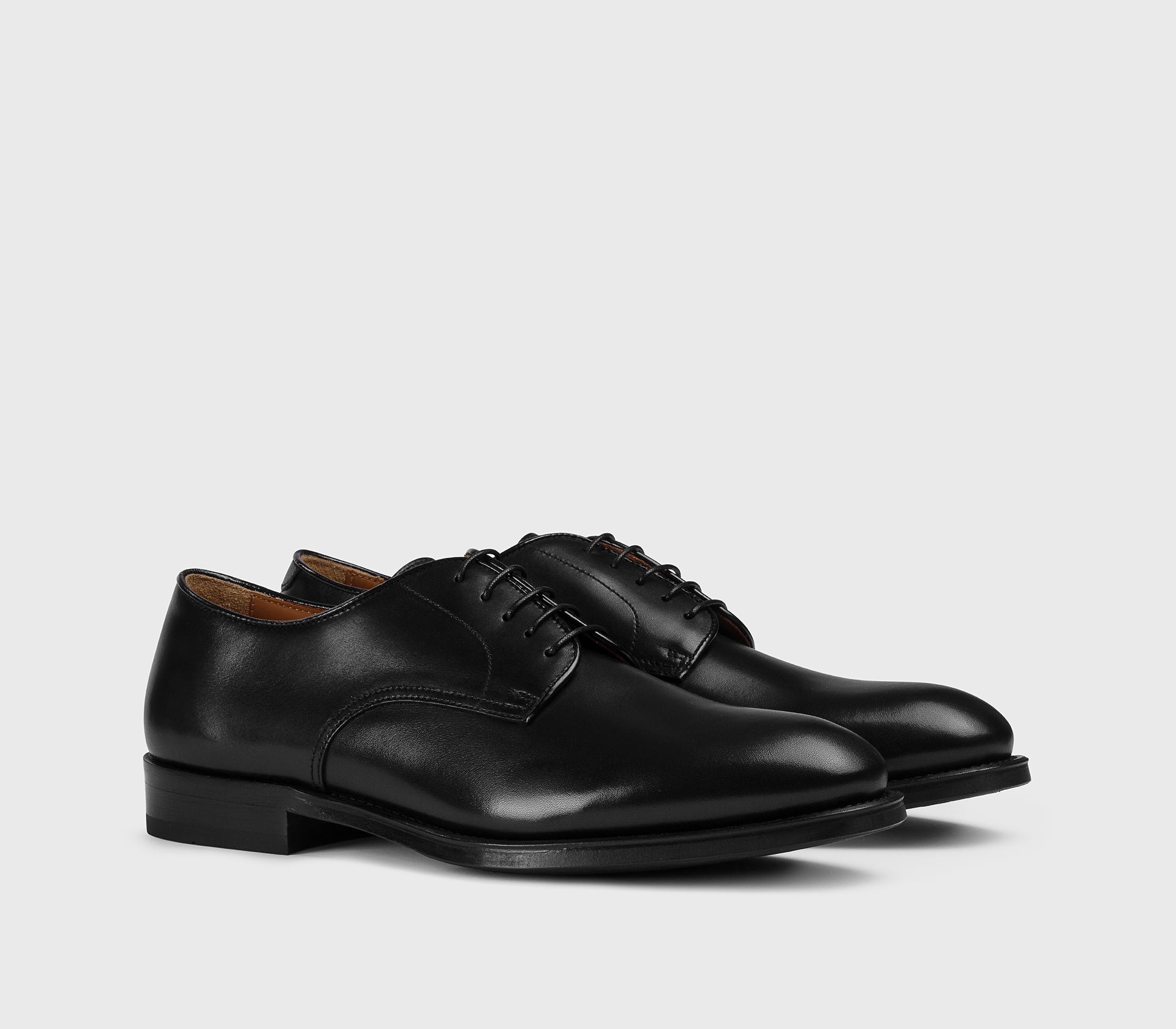Derby-Schnürschuh aus schwarzem Leder