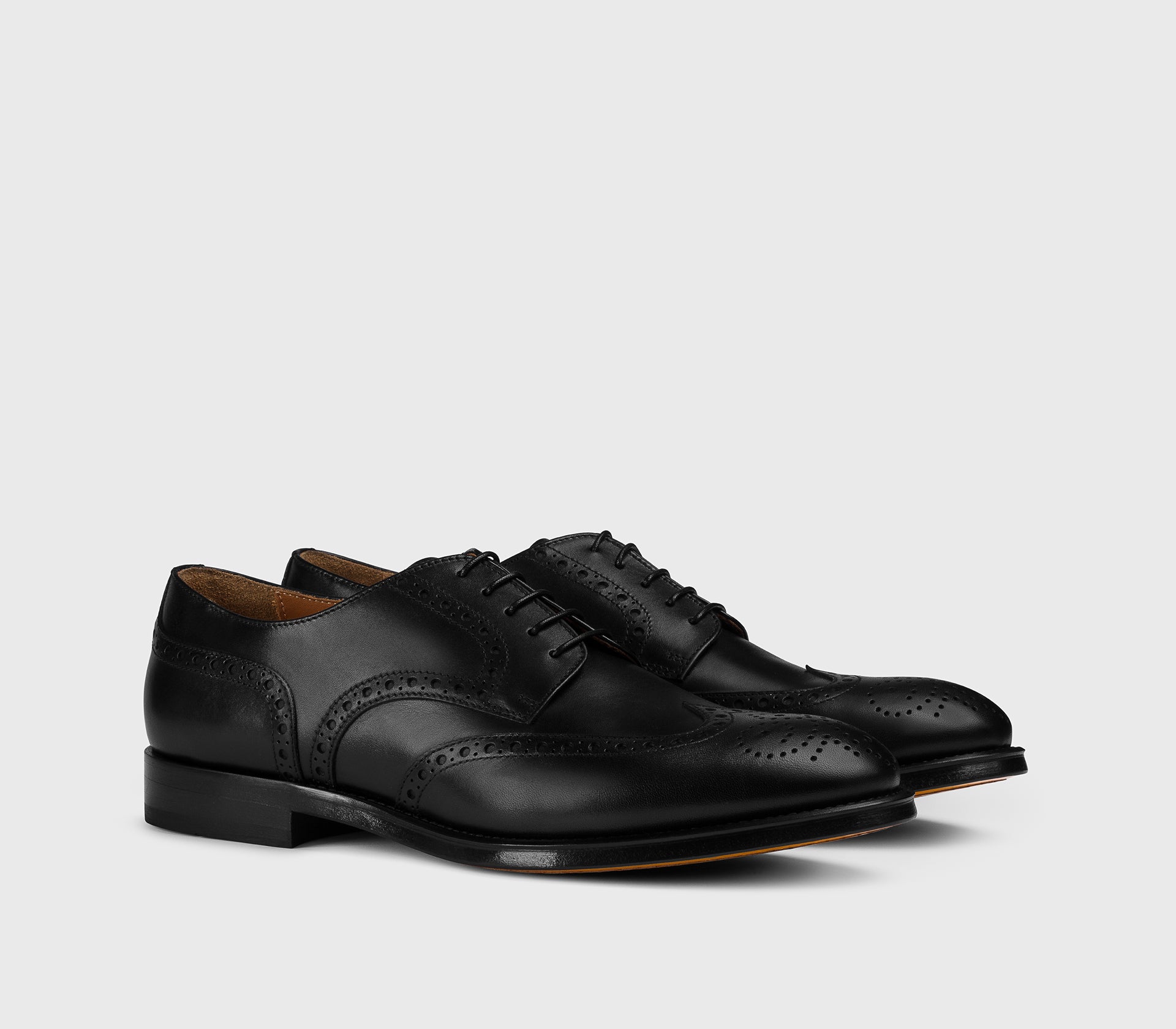 Wingtip-Schnürschuh aus schwarzem Leder
