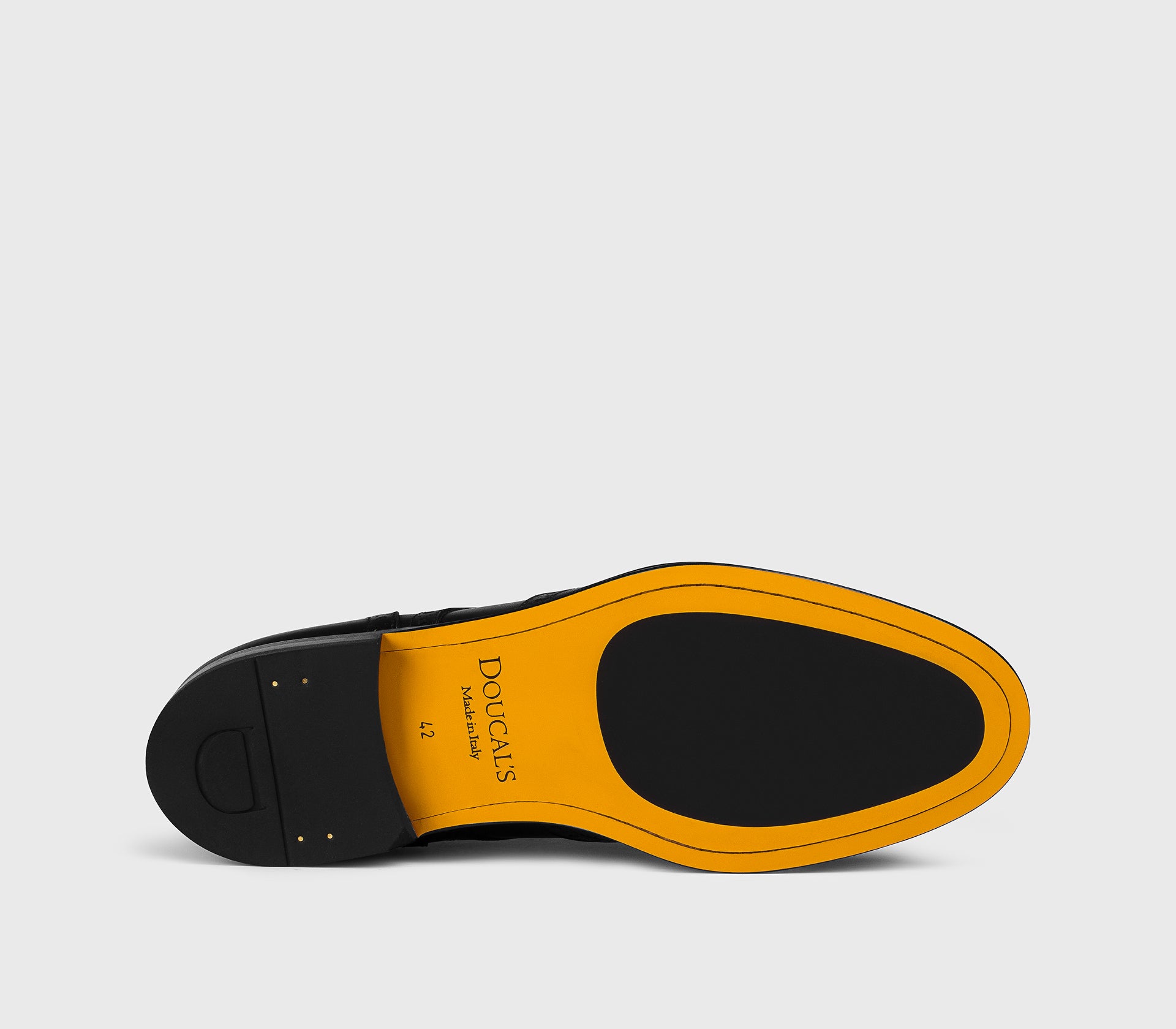 Wingtip-Schnürschuh aus schwarzem Leder