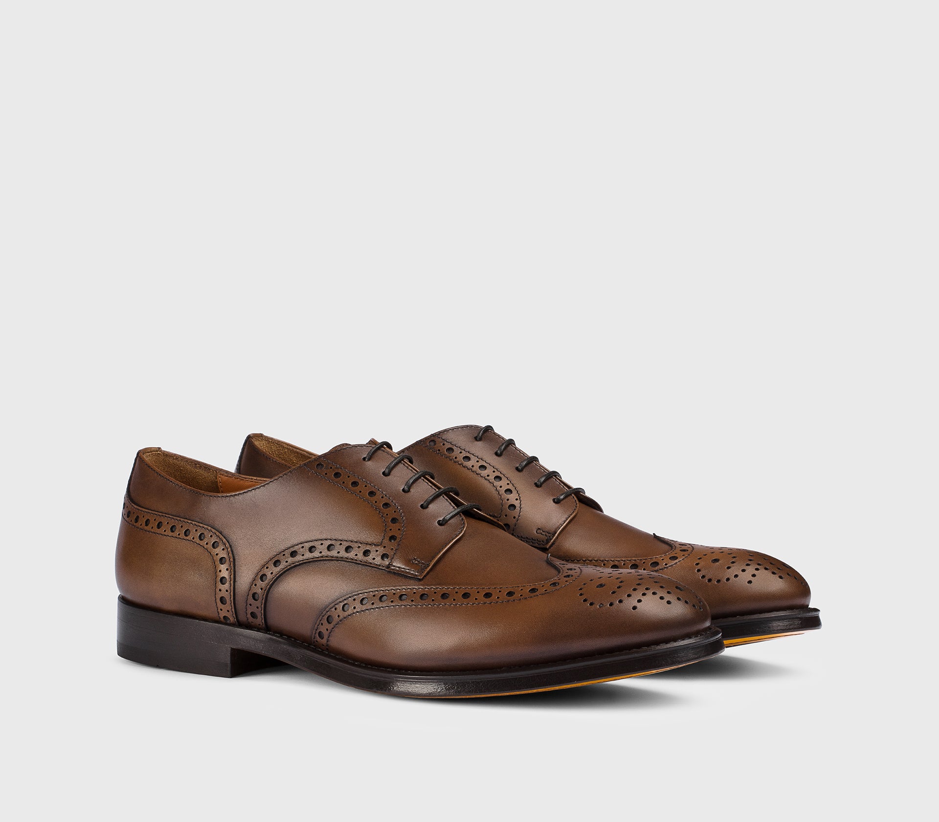 Wingtip-Schnürschuh aus braunem Leder