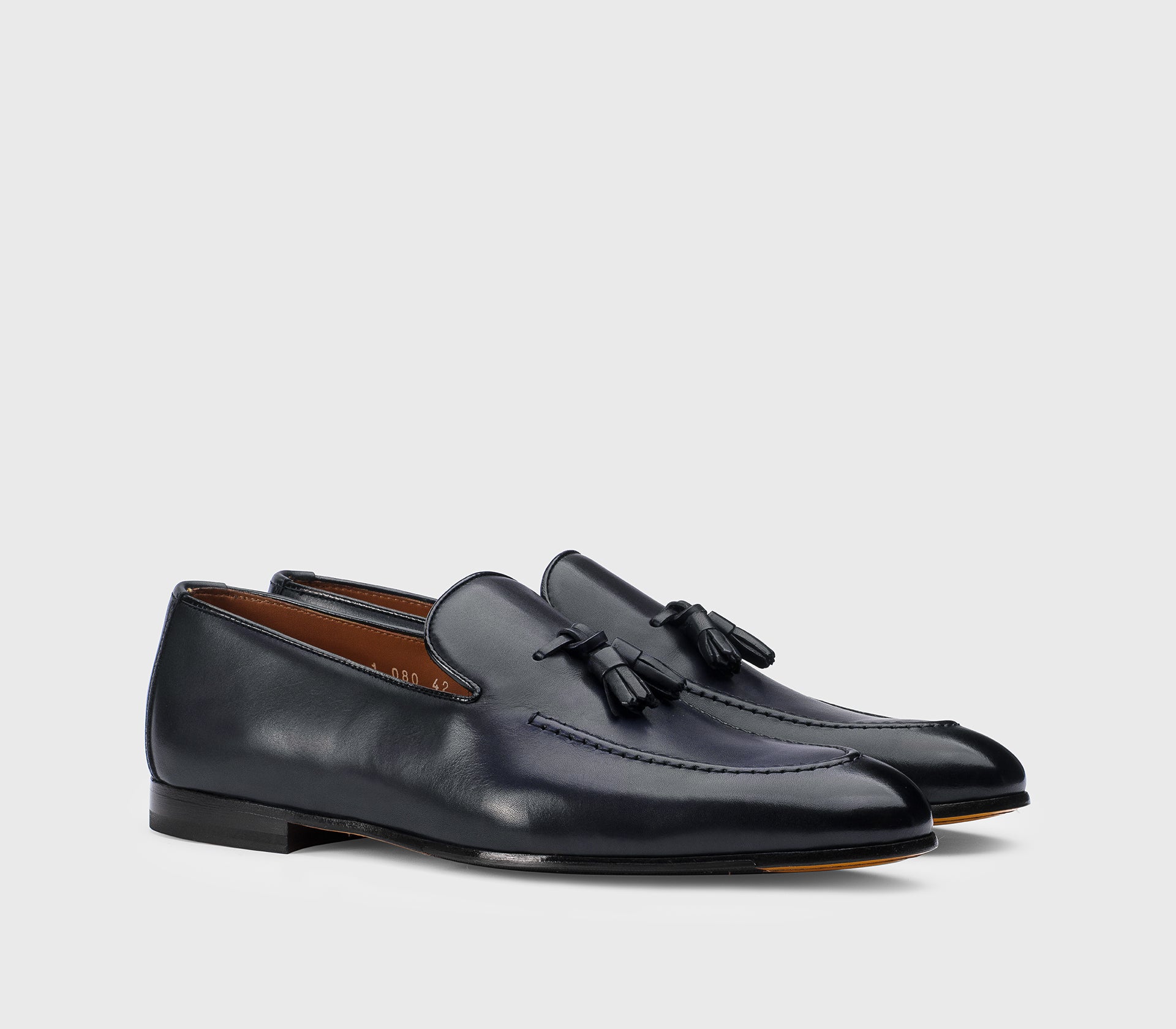 Mocassin à glands en cuir bleu.