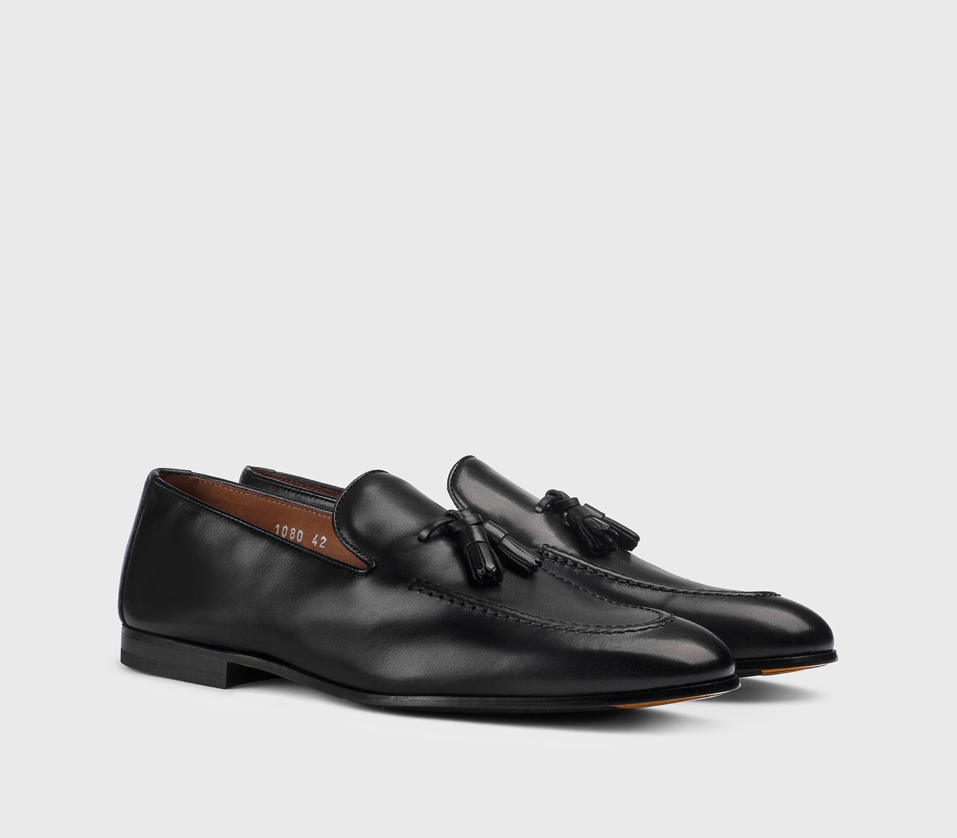 Loafer in black leather with tassels