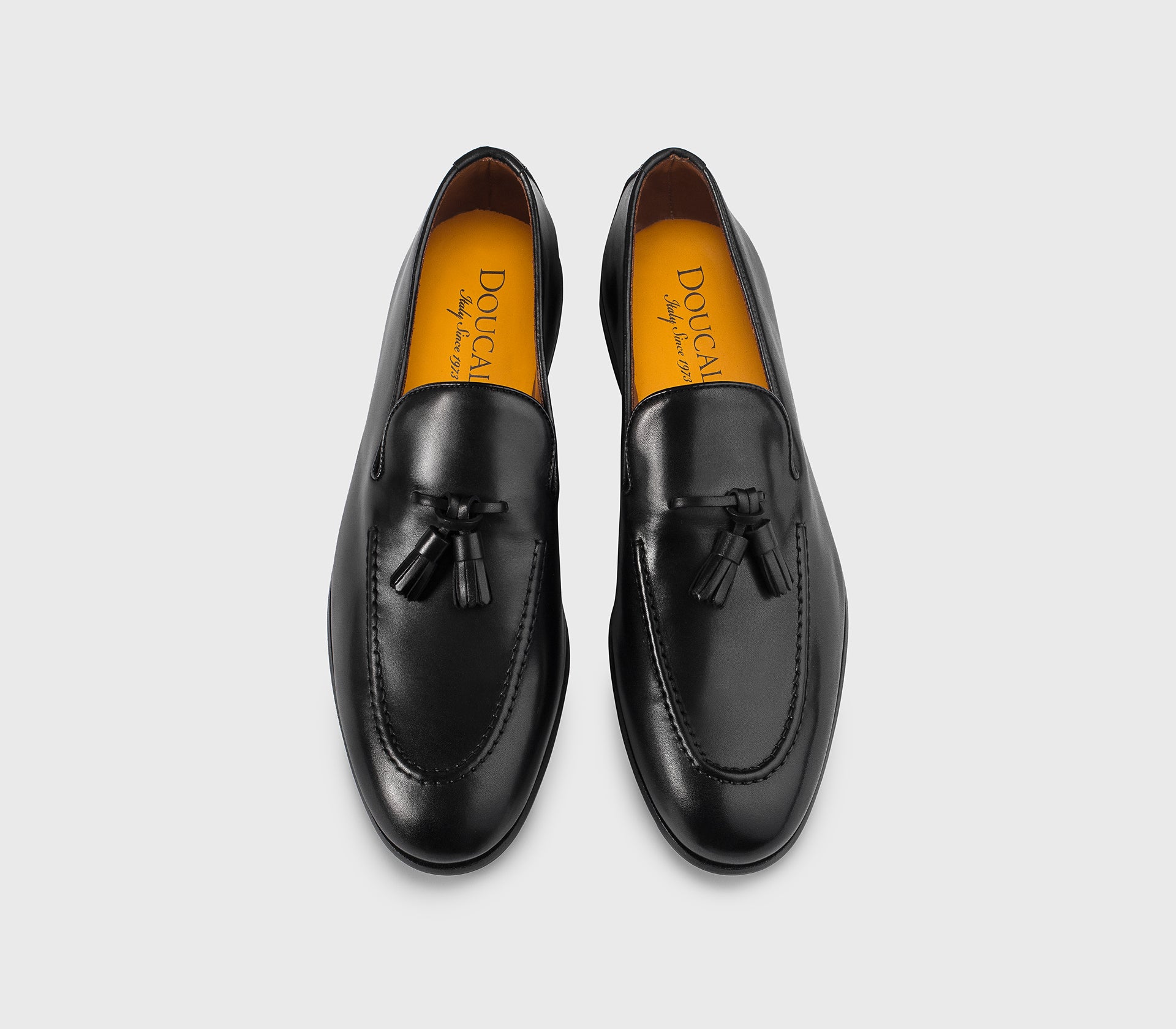 Loafer in black leather with tassels