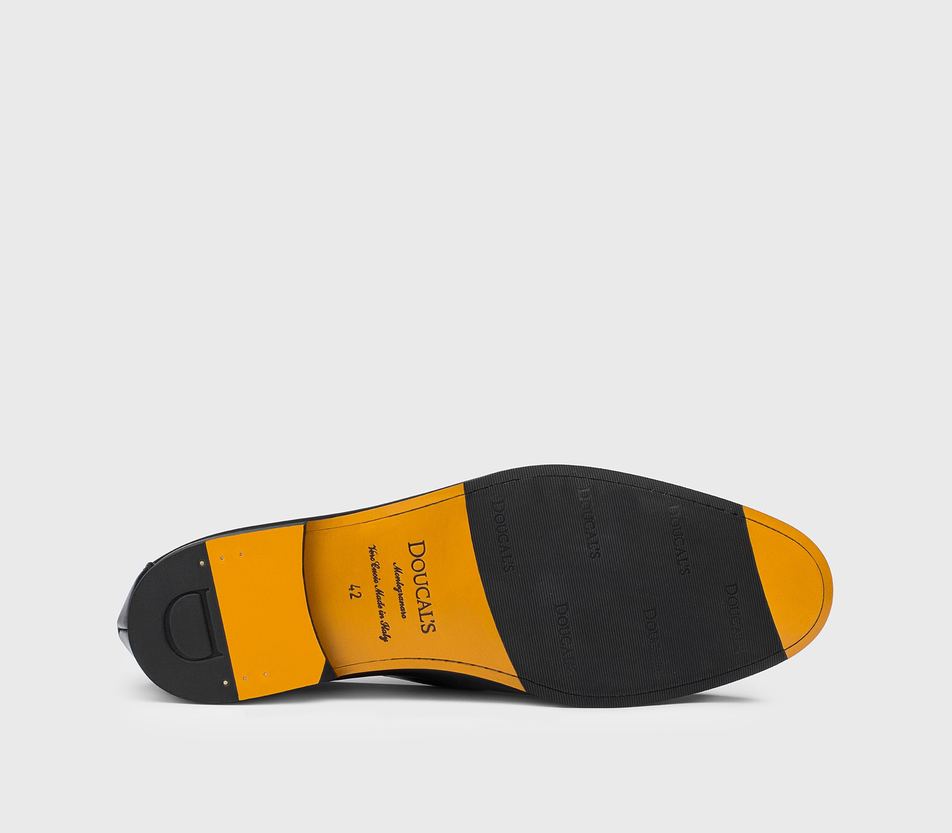 Loafer in black leather with tassels