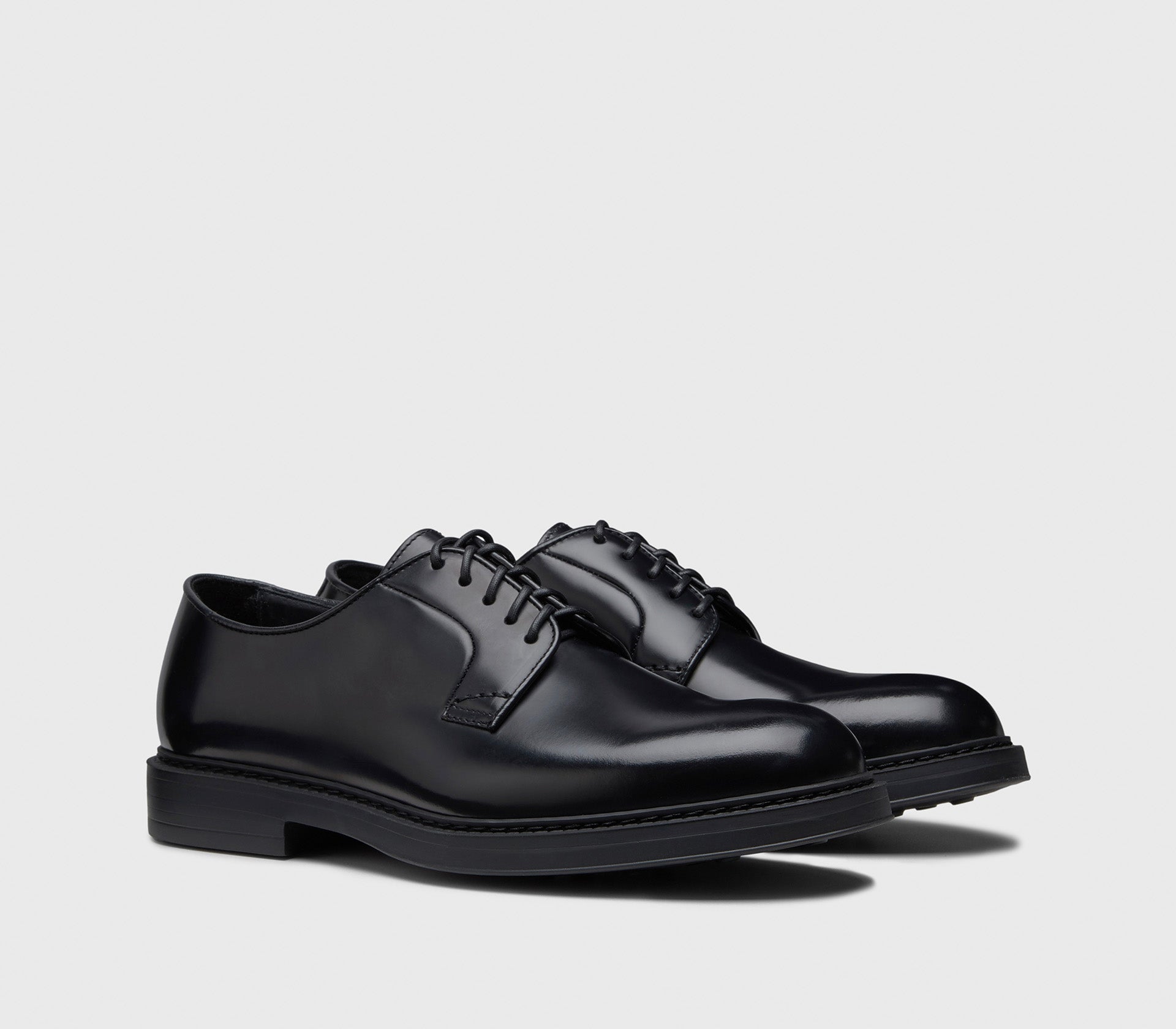 Schnürschuh aus schwarzem Leder
