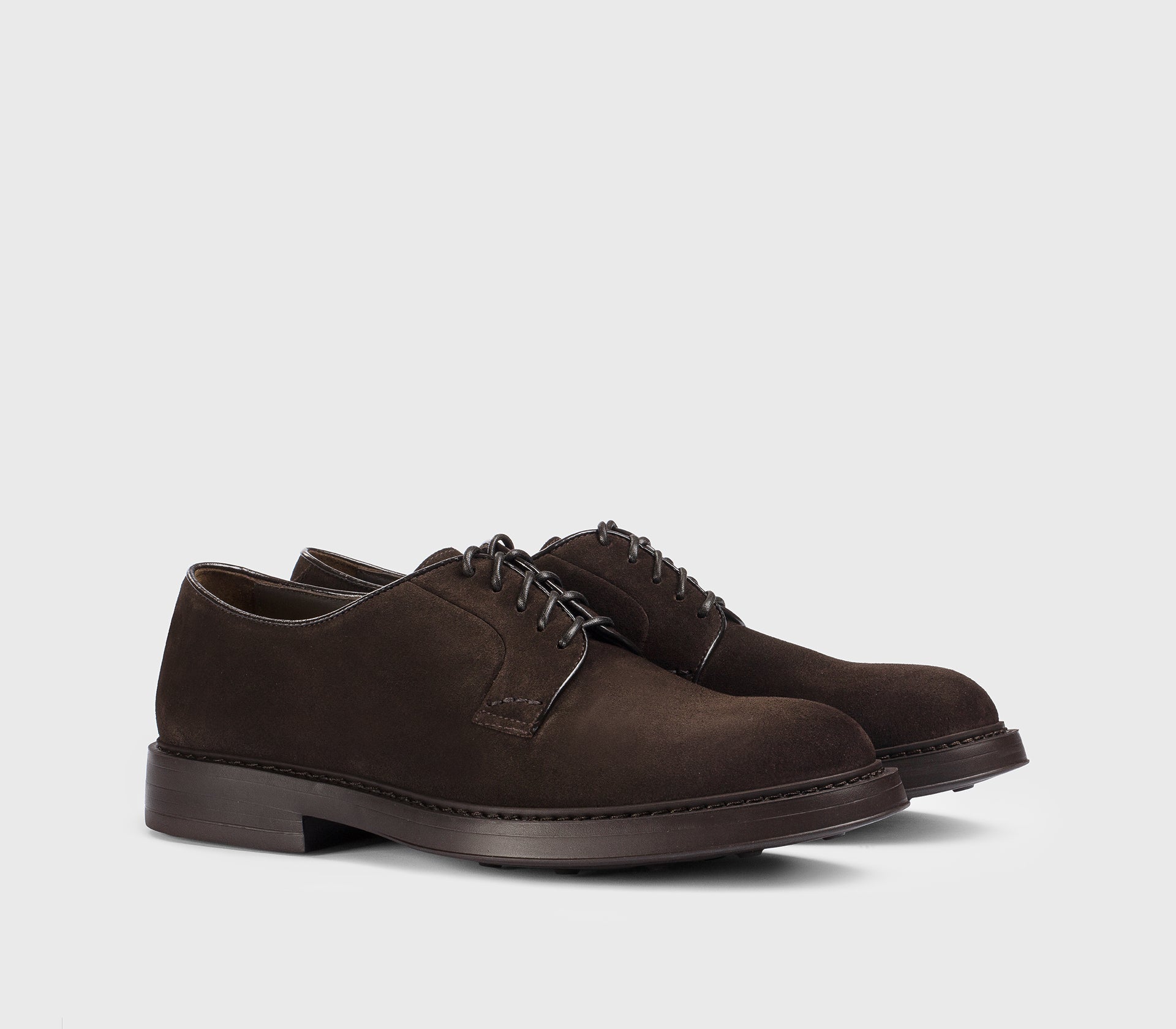 Schnürschuh aus erdfarbenem Veloursleder