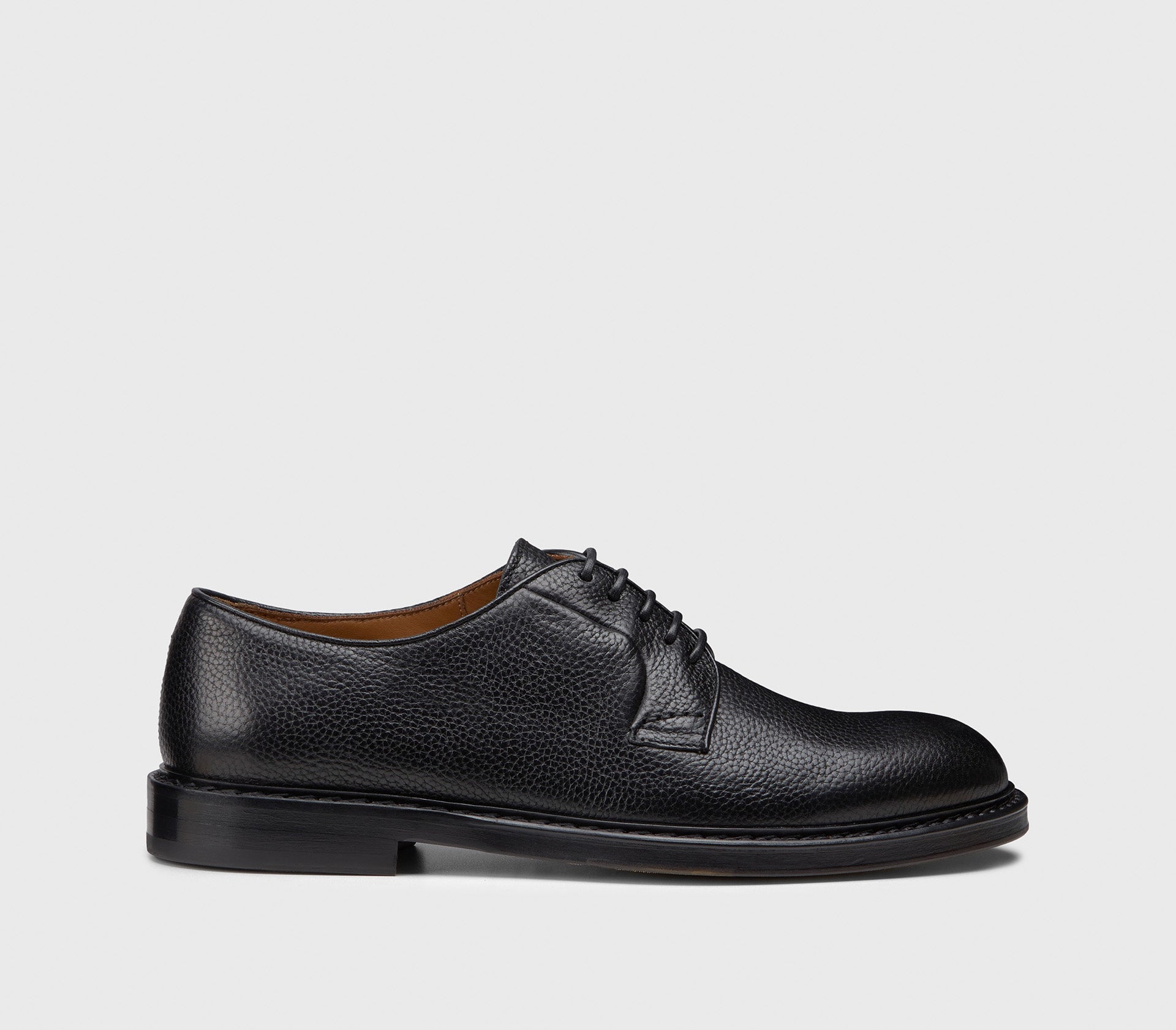 Men’s tumbled leather Derby lace-up | black - Doucal’s