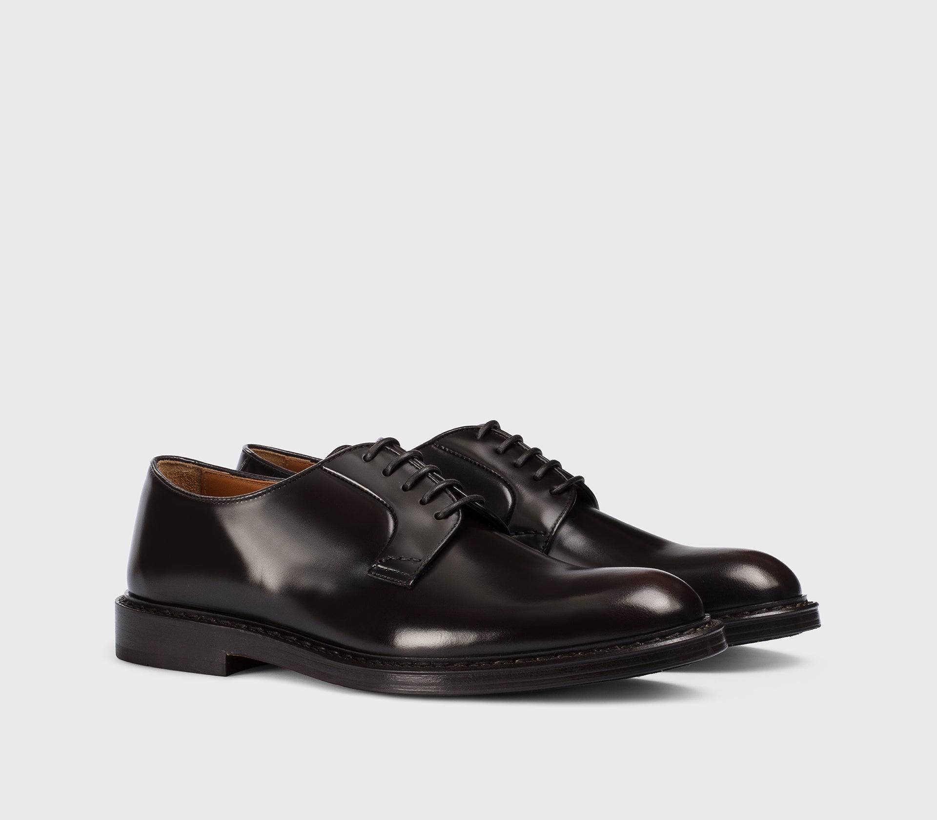Schnürschuh aus braunem Leder