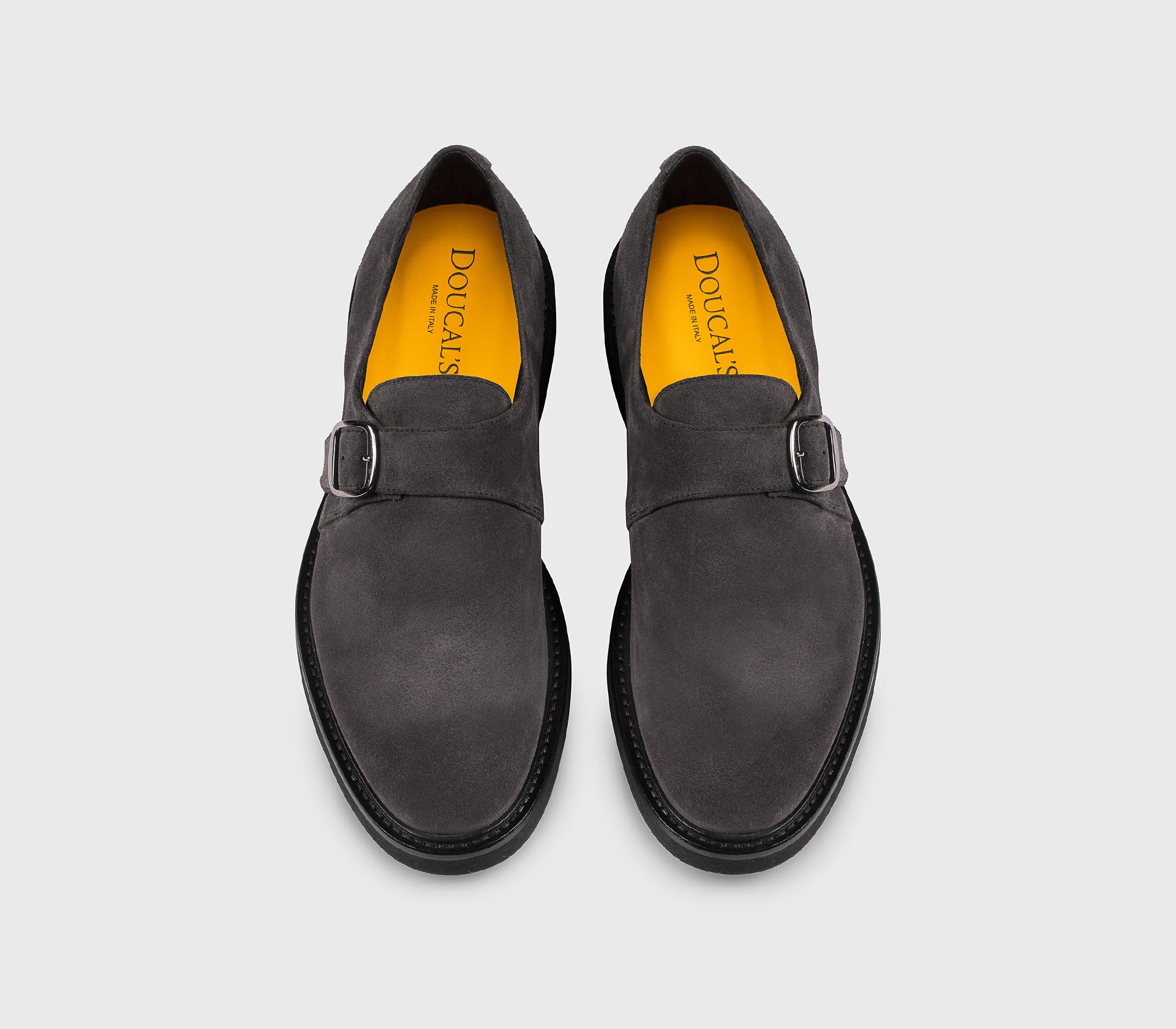 Schuh mit einer Schnalle aus anthrazitfarbenem Veloursleder