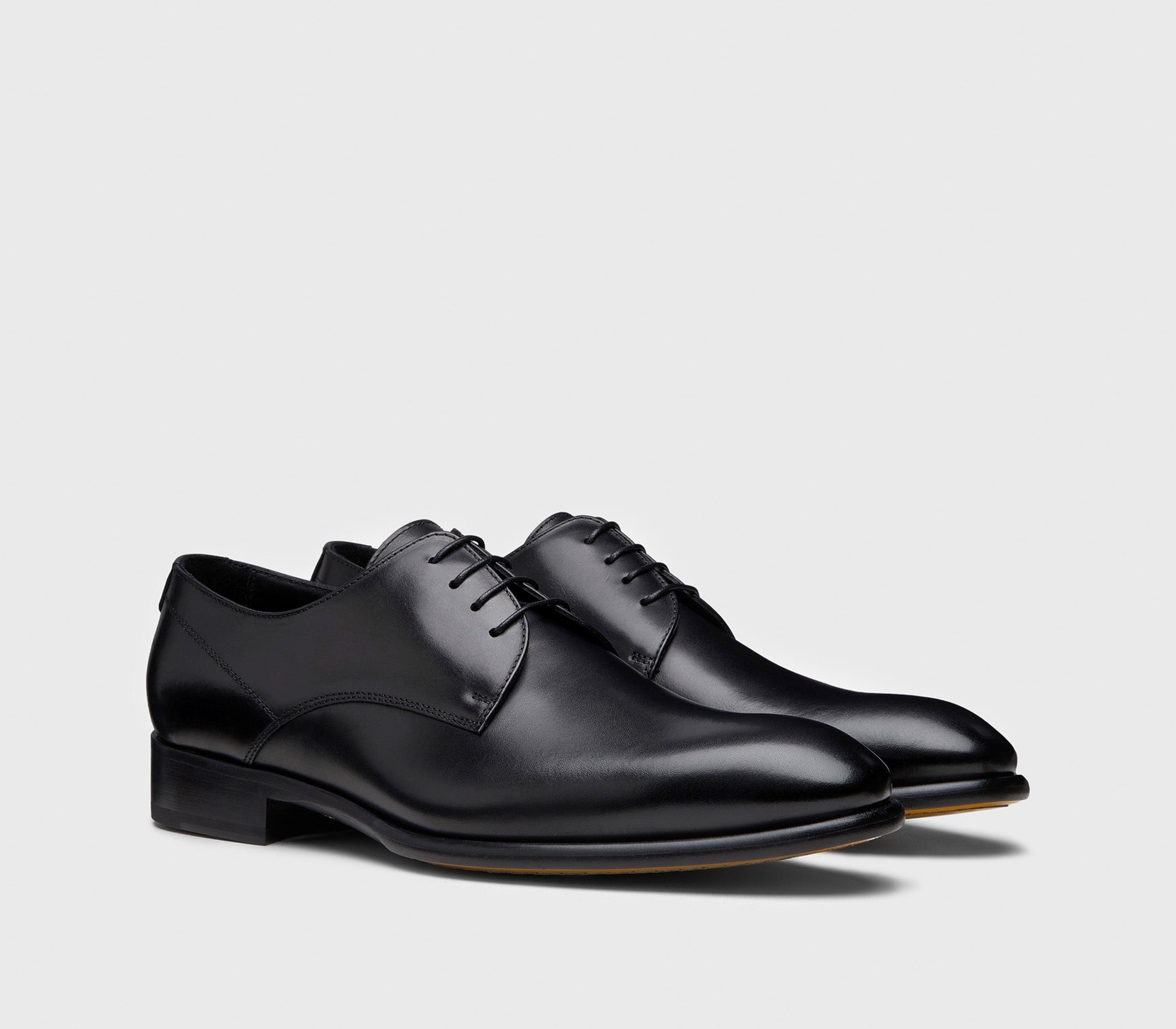 Schnürschuhe aus schwarzem Leder