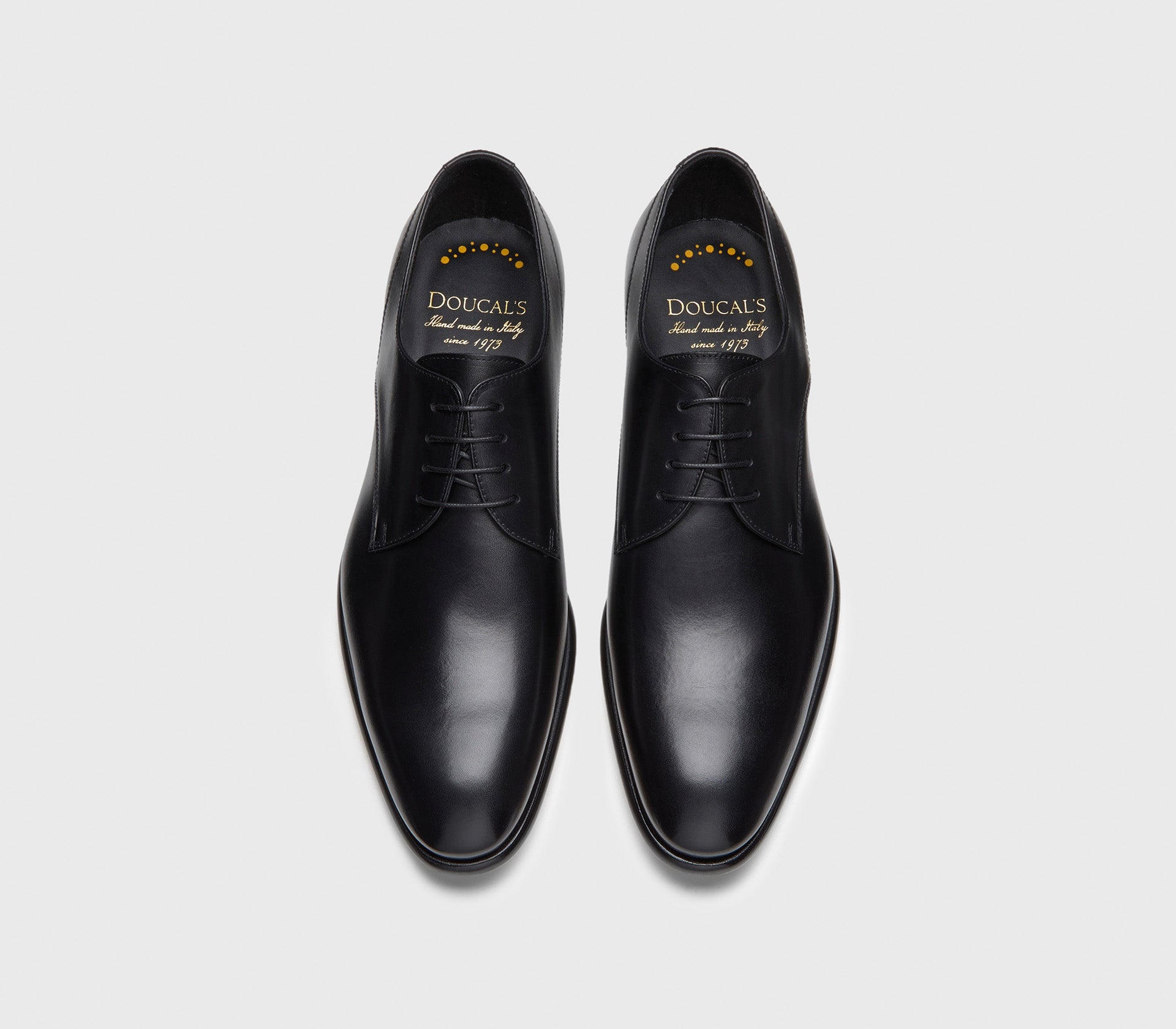 Schnürschuhe aus schwarzem Leder
