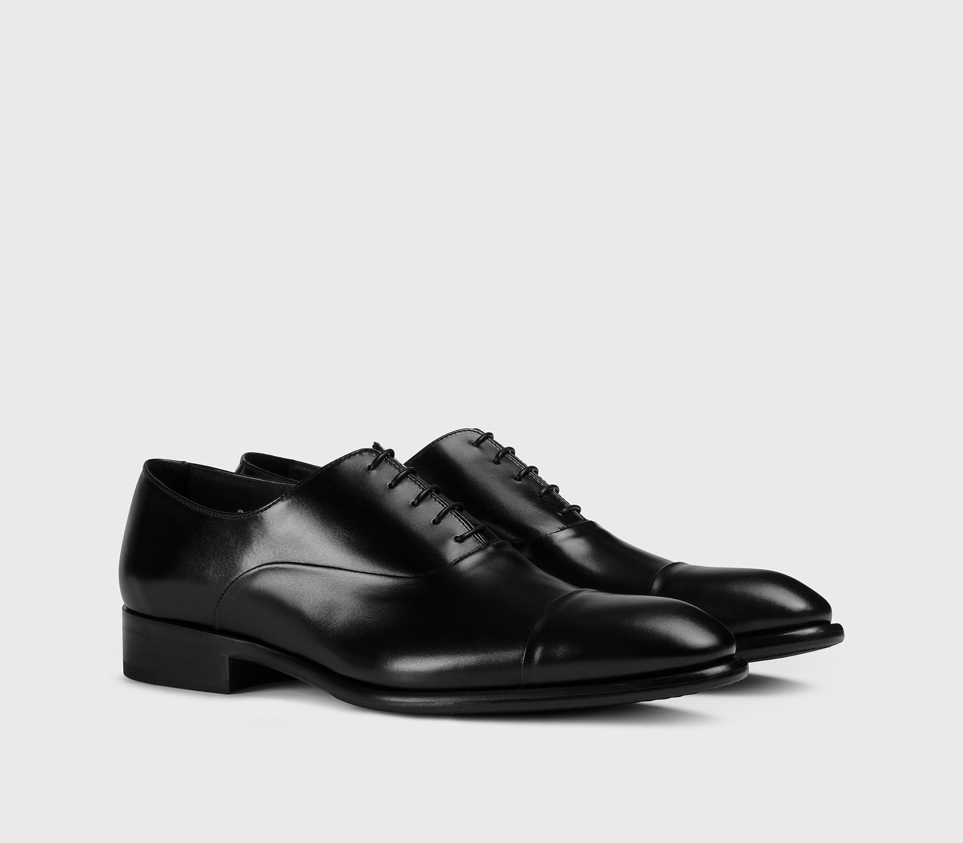 Schnürschuh aus schwarzem Leder