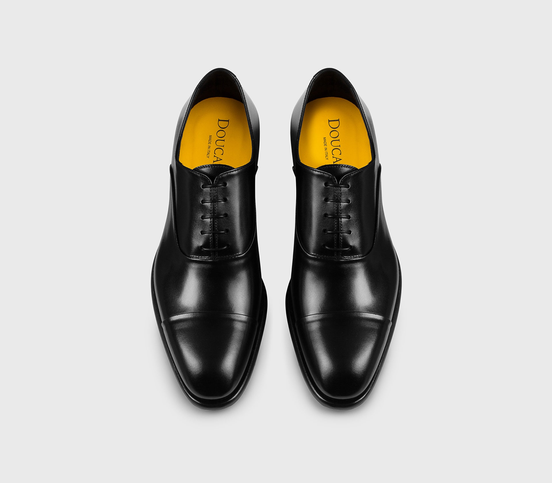 Schnürschuh aus schwarzem Leder