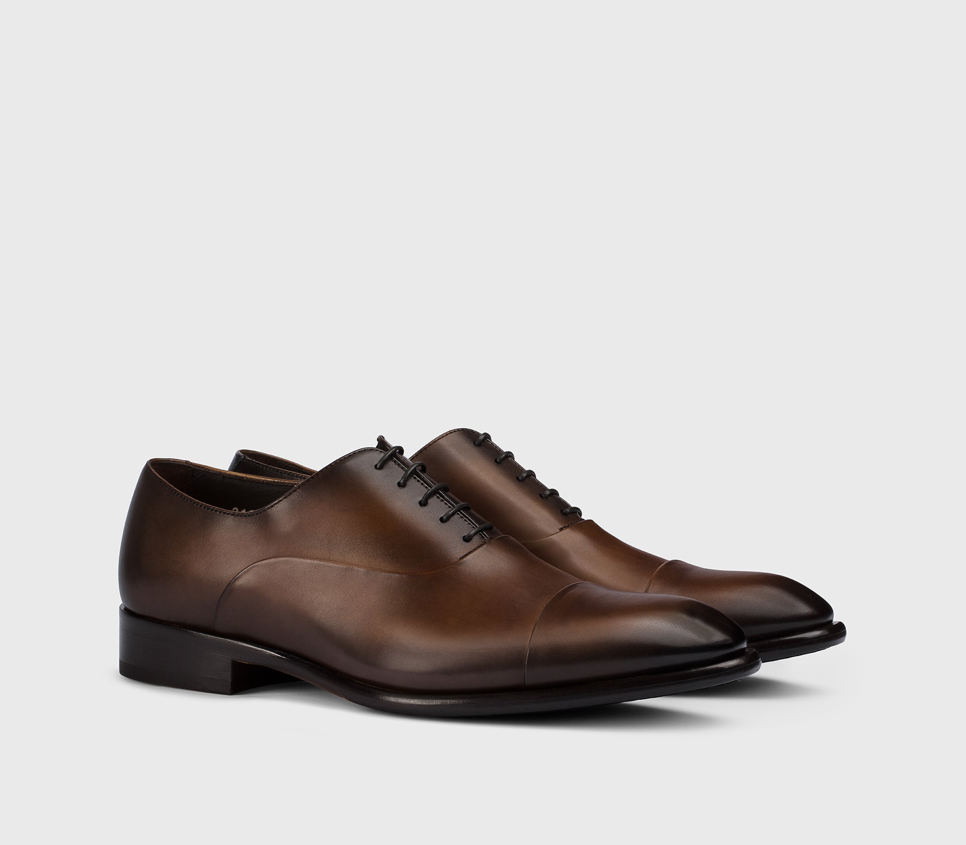 Schnürschuh aus braunem Leder im Farbton „Wood“