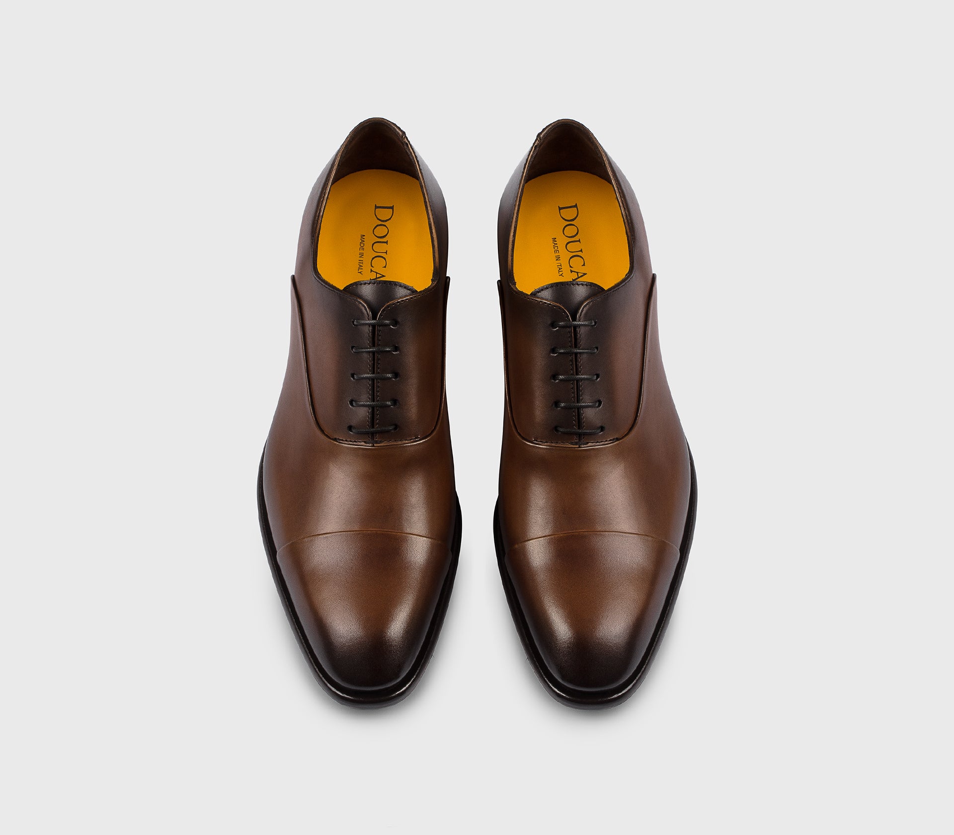 Schnürschuh aus braunem Leder im Farbton „Wood“