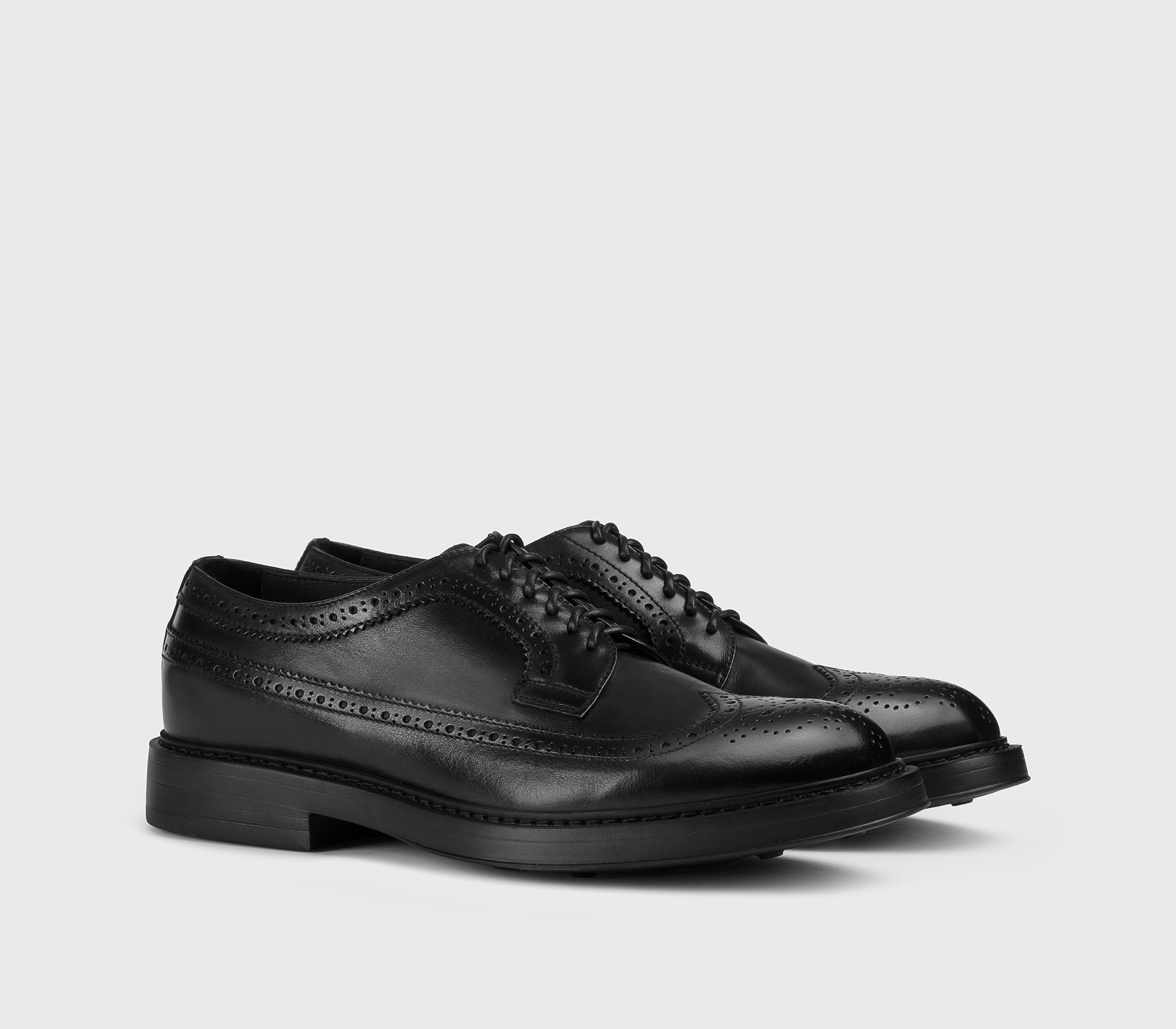 Wingtip-Schnürschuh aus schwarzem Leder