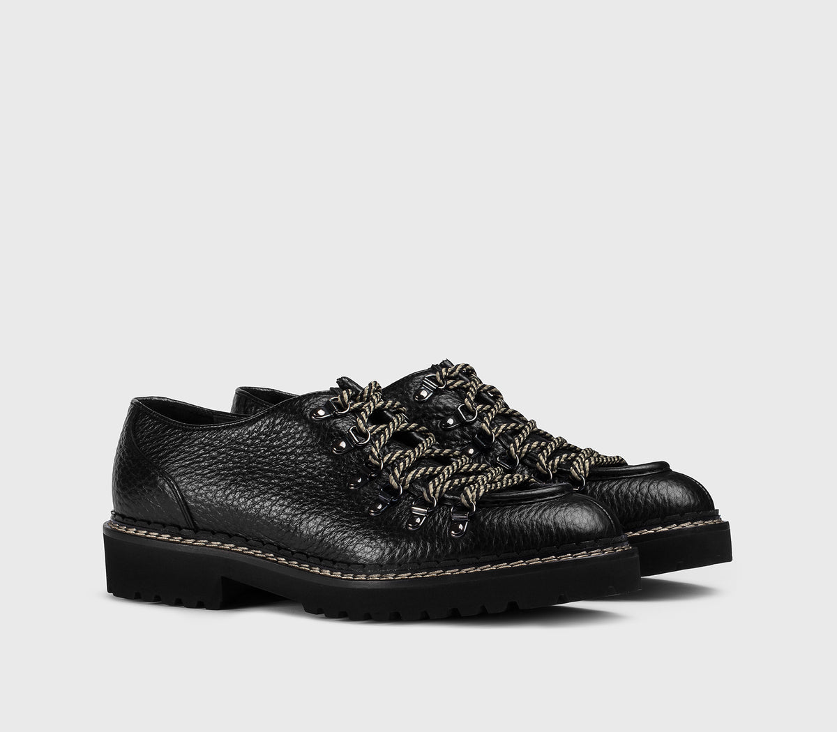 Chaussure à lacets avec crochets en cuir noir